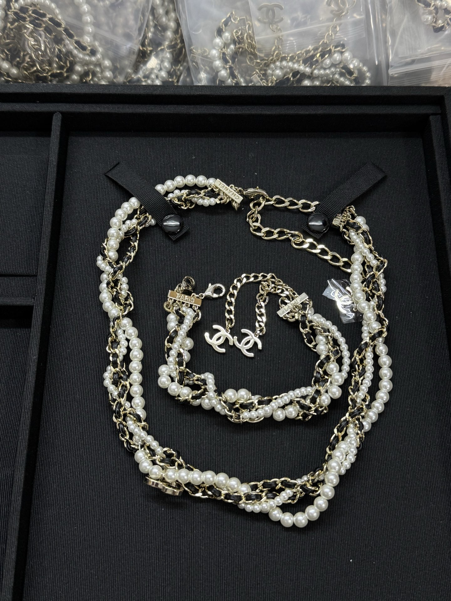 项链¥218 手链¥188
小香新款多层麻花黑白珍珠 纯手工 重工项链手链