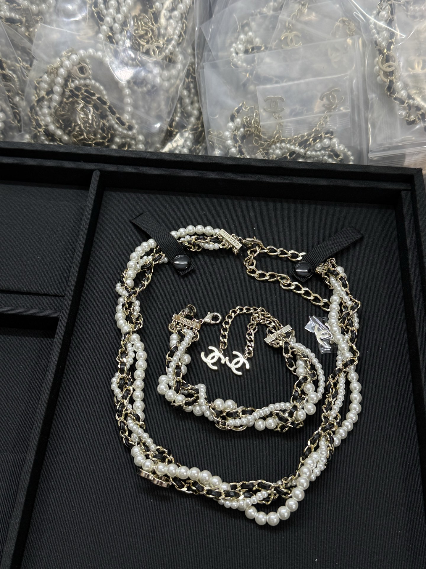 项链¥218 手链¥188
小香新款多层麻花黑白珍珠 纯手工 重工项链手链