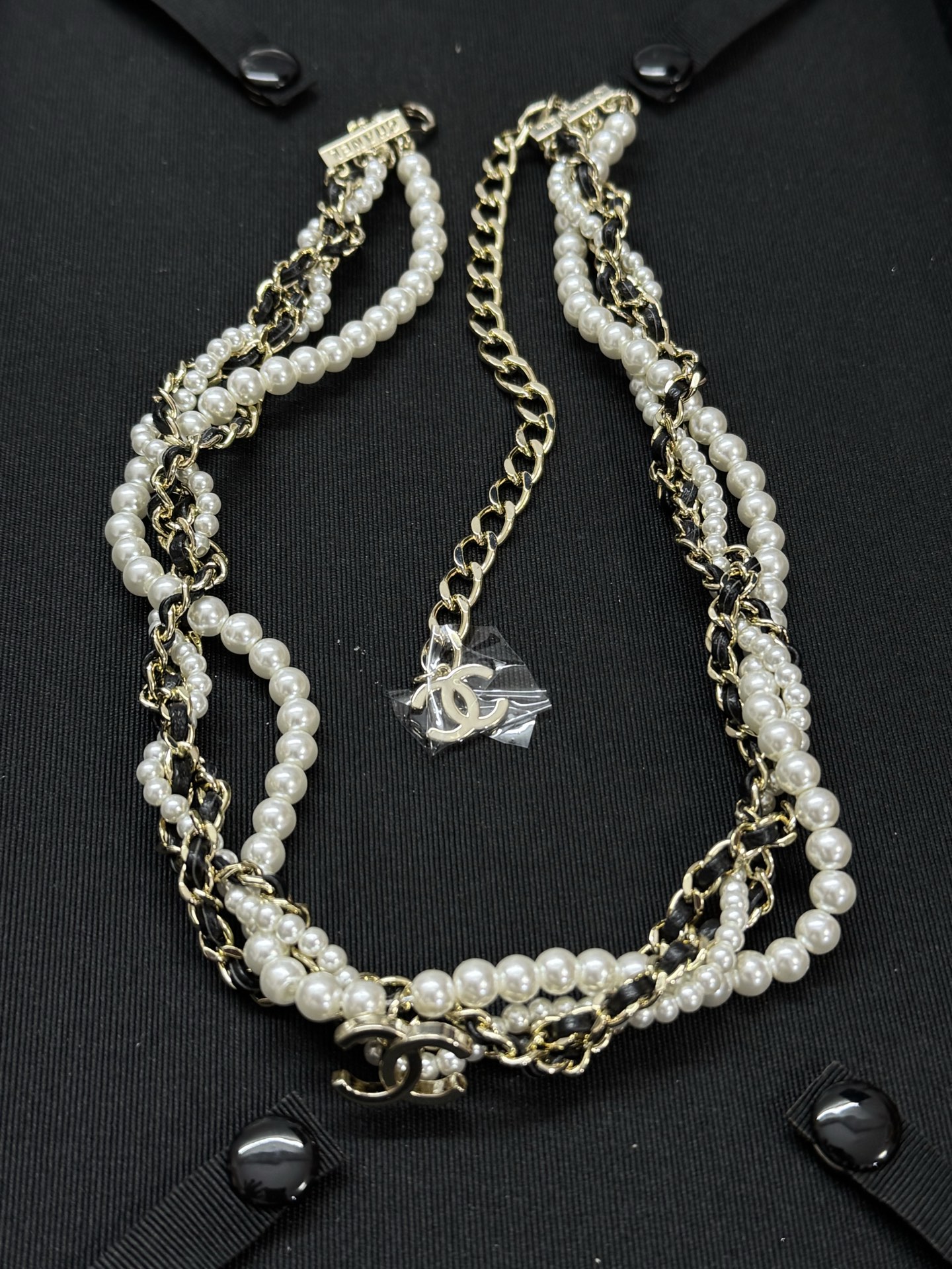 项链¥218 手链¥188
小香新款多层麻花黑白珍珠 纯手工 重工项链手链