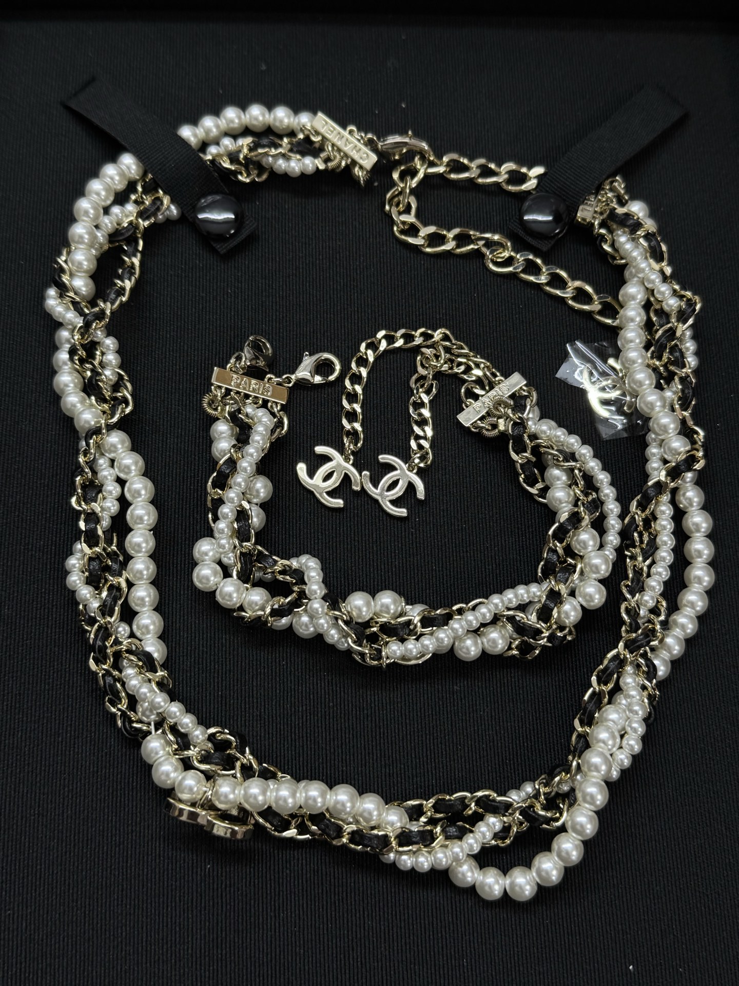 项链¥218 手链¥188
小香新款多层麻花黑白珍珠 纯手工 重工项链手链