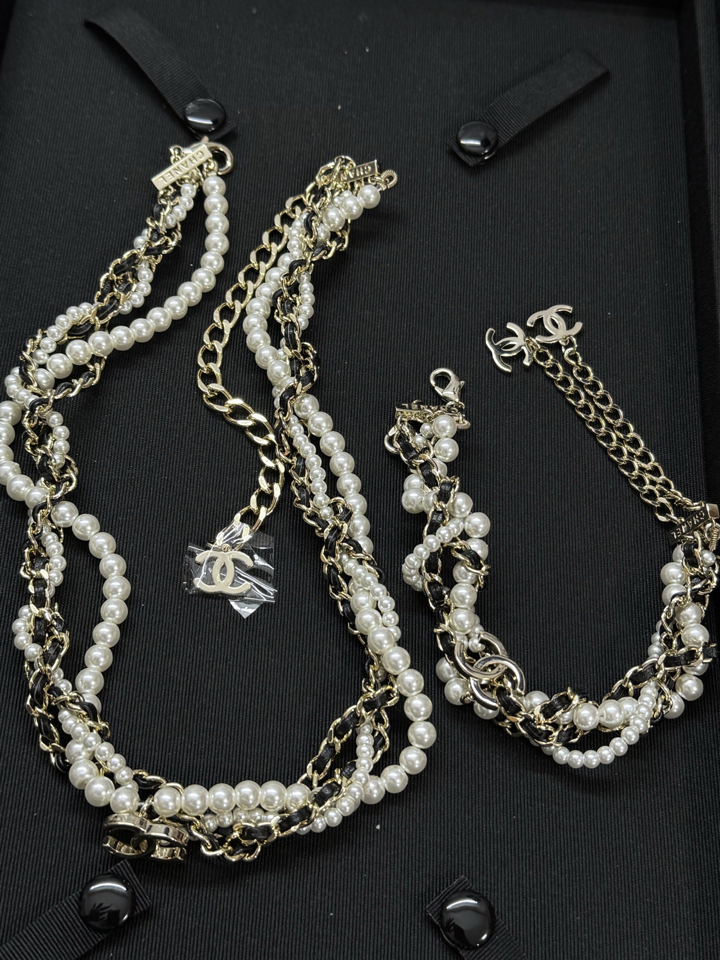 项链¥218 手链¥188
小香新款多层麻花黑白珍珠 纯手工 重工项链手链