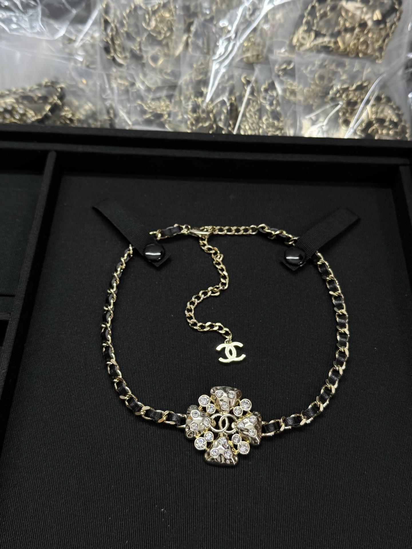 ¥128 
小香新款四叶草🍀花瓣水钻穿皮项链