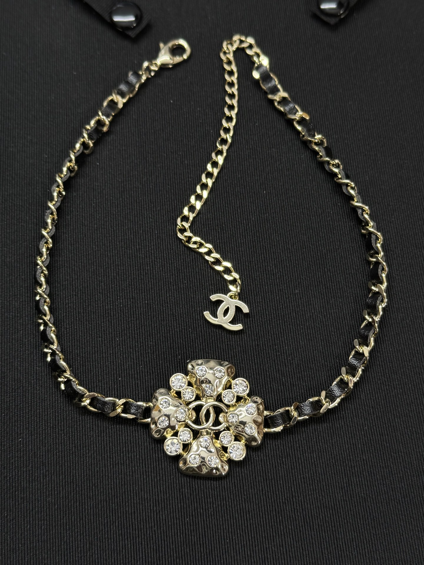 ¥128 
小香新款四叶草🍀花瓣水钻穿皮项链