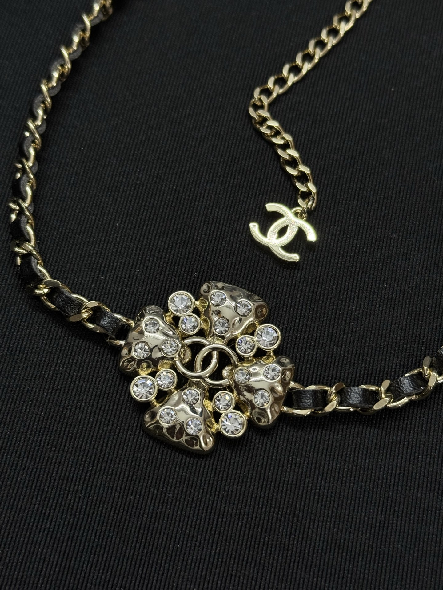 ¥128 
小香新款四叶草🍀花瓣水钻穿皮项链