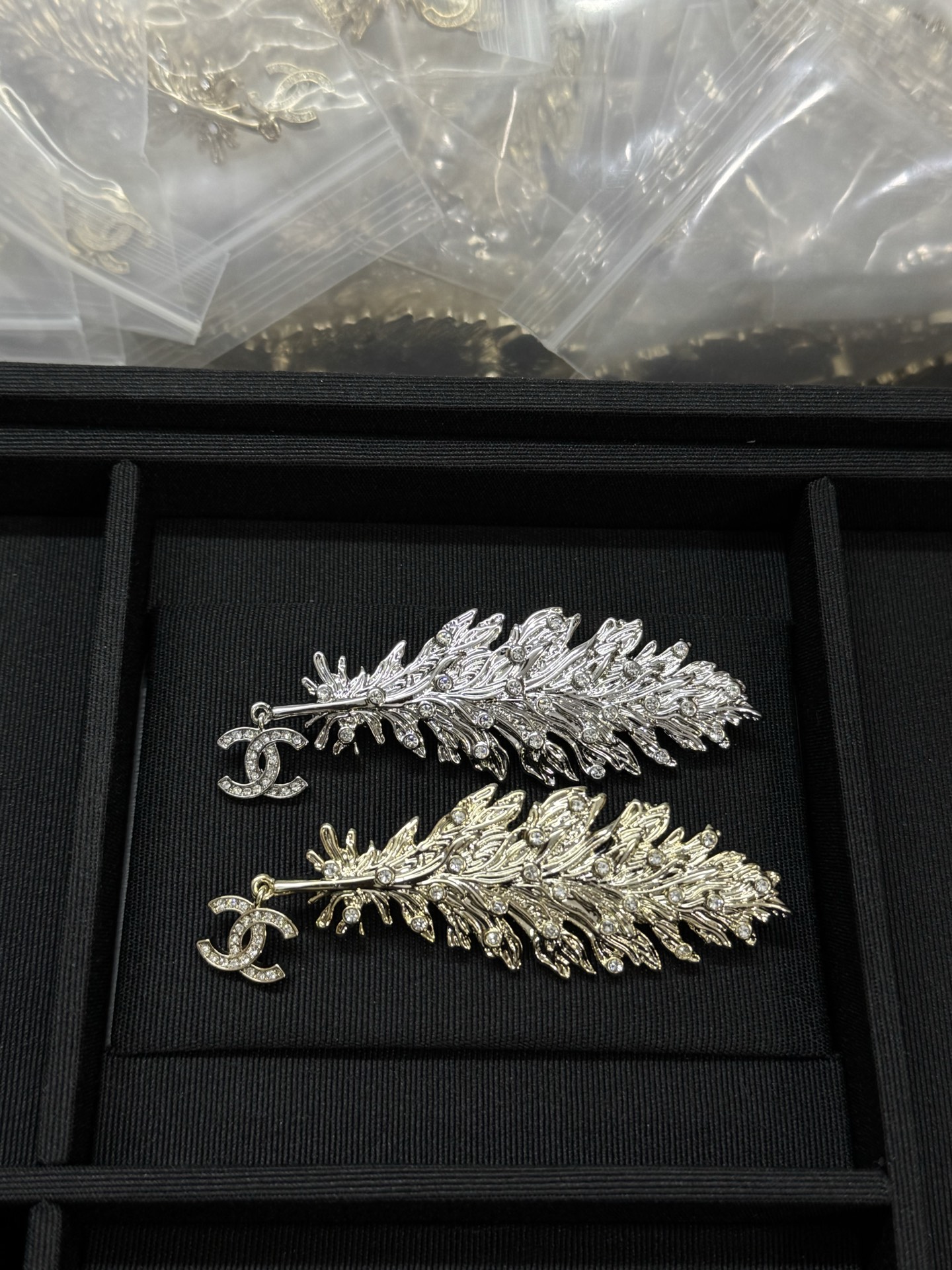 NO:584817,Xiaoxiang's new feather brooch, gold and silver, Chanel brooch, chanel, brooch, breastpin19860909小香新款羽毛胸针 金色银色,香奈儿胸针,chanel,brooch，breastpin,Jewelry