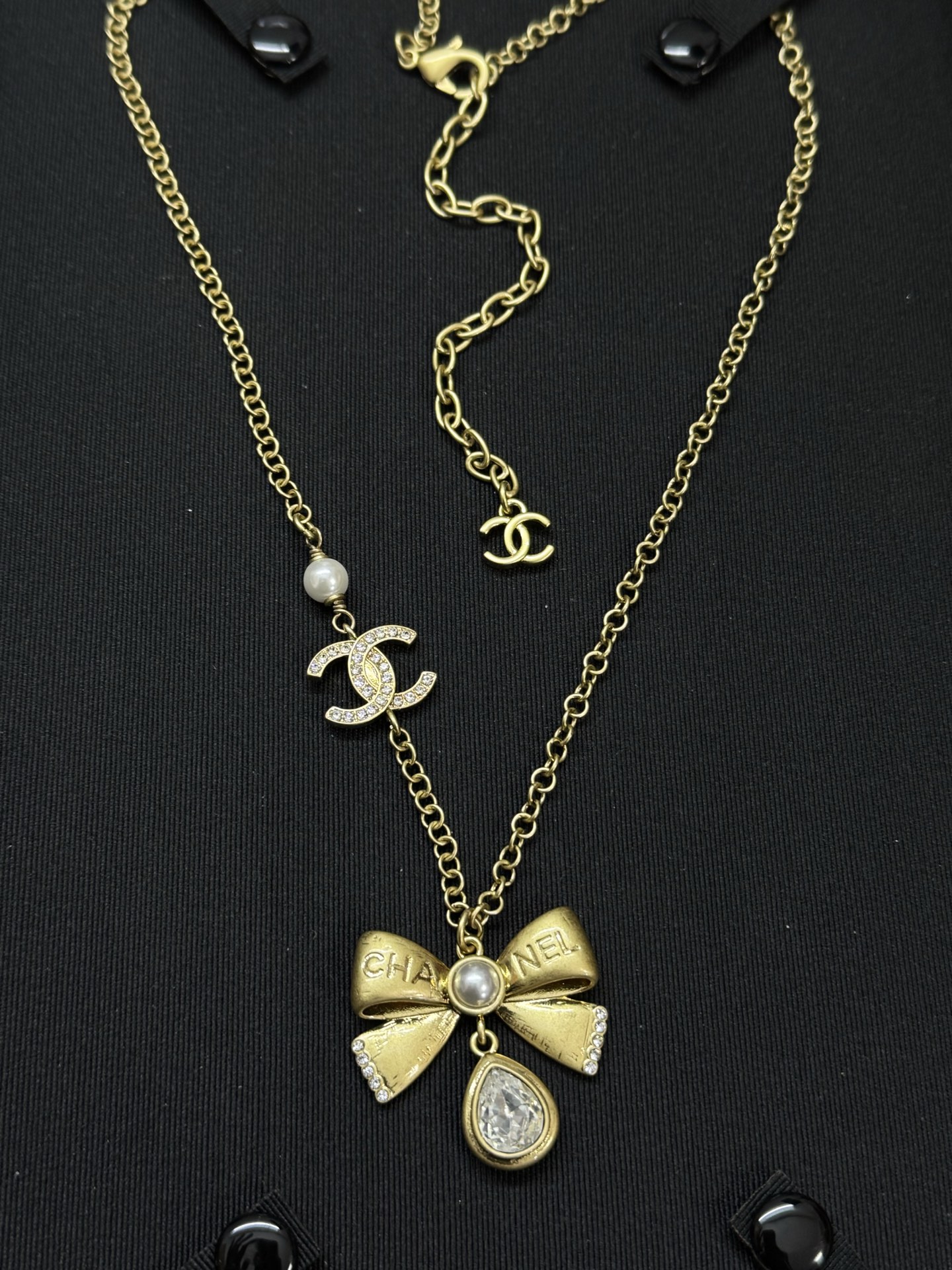 ¥138 
小香新款复古 中古金色蝴蝶结浮雕水滴项链