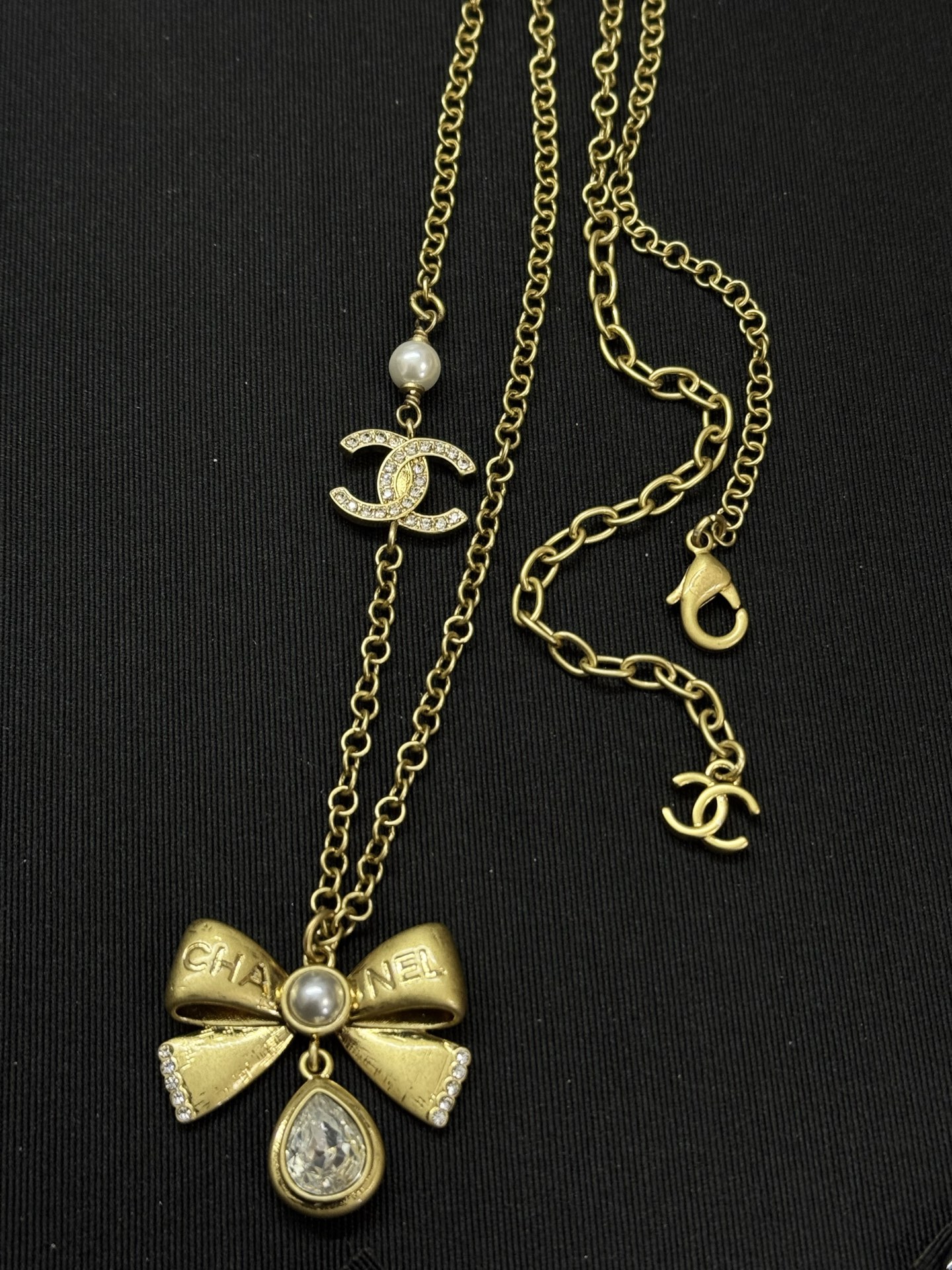 ¥138 
小香新款复古 中古金色蝴蝶结浮雕水滴项链