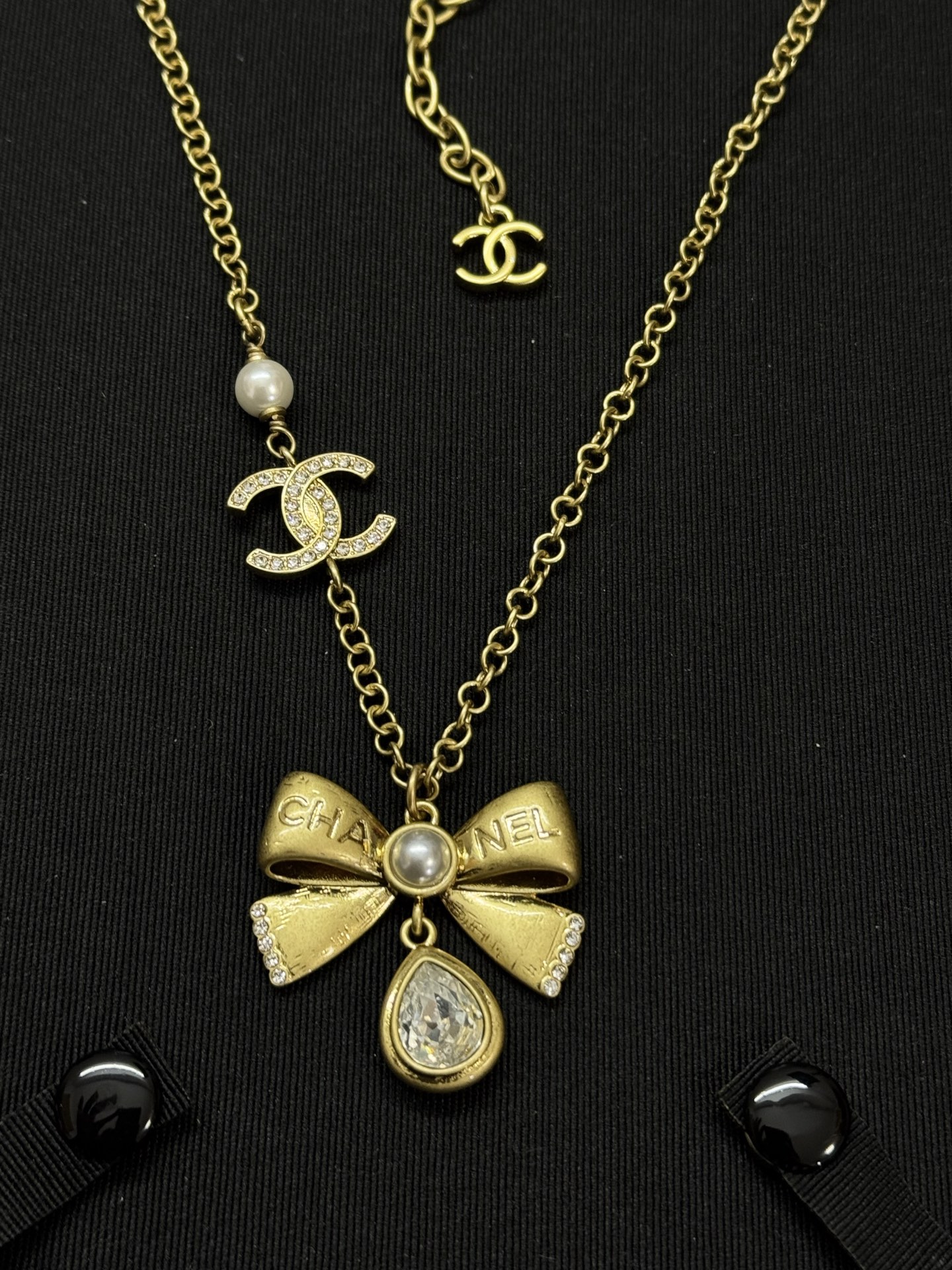 ¥138 
小香新款复古 中古金色蝴蝶结浮雕水滴项链