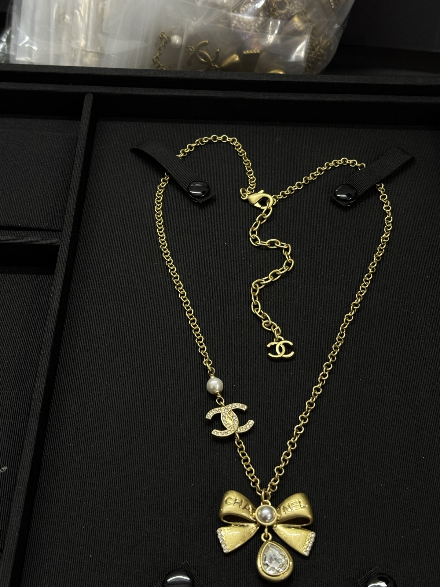 ¥138 
小香新款复古 中古金色蝴蝶结浮雕水滴项链