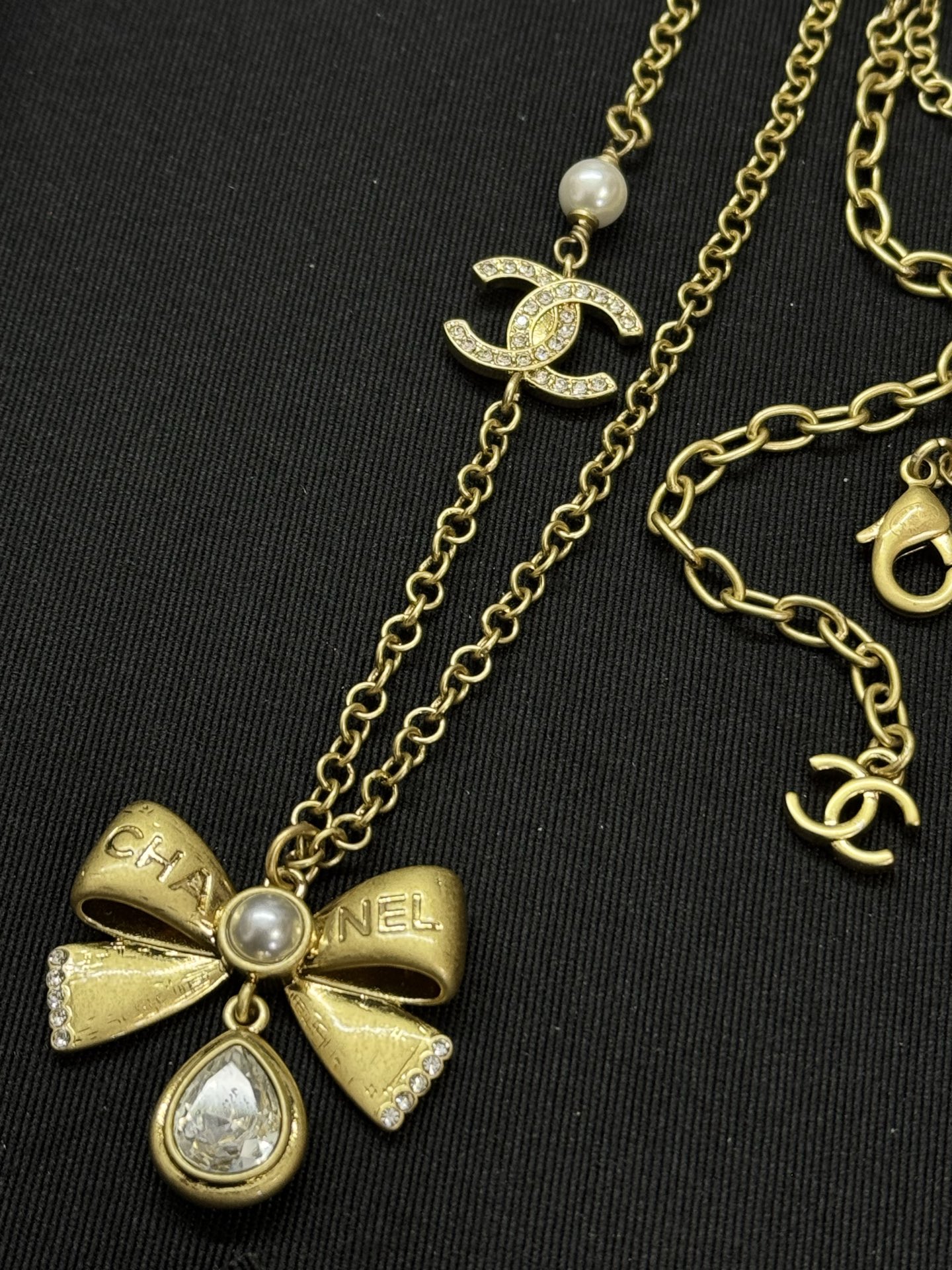 ¥138 
小香新款复古 中古金色蝴蝶结浮雕水滴项链