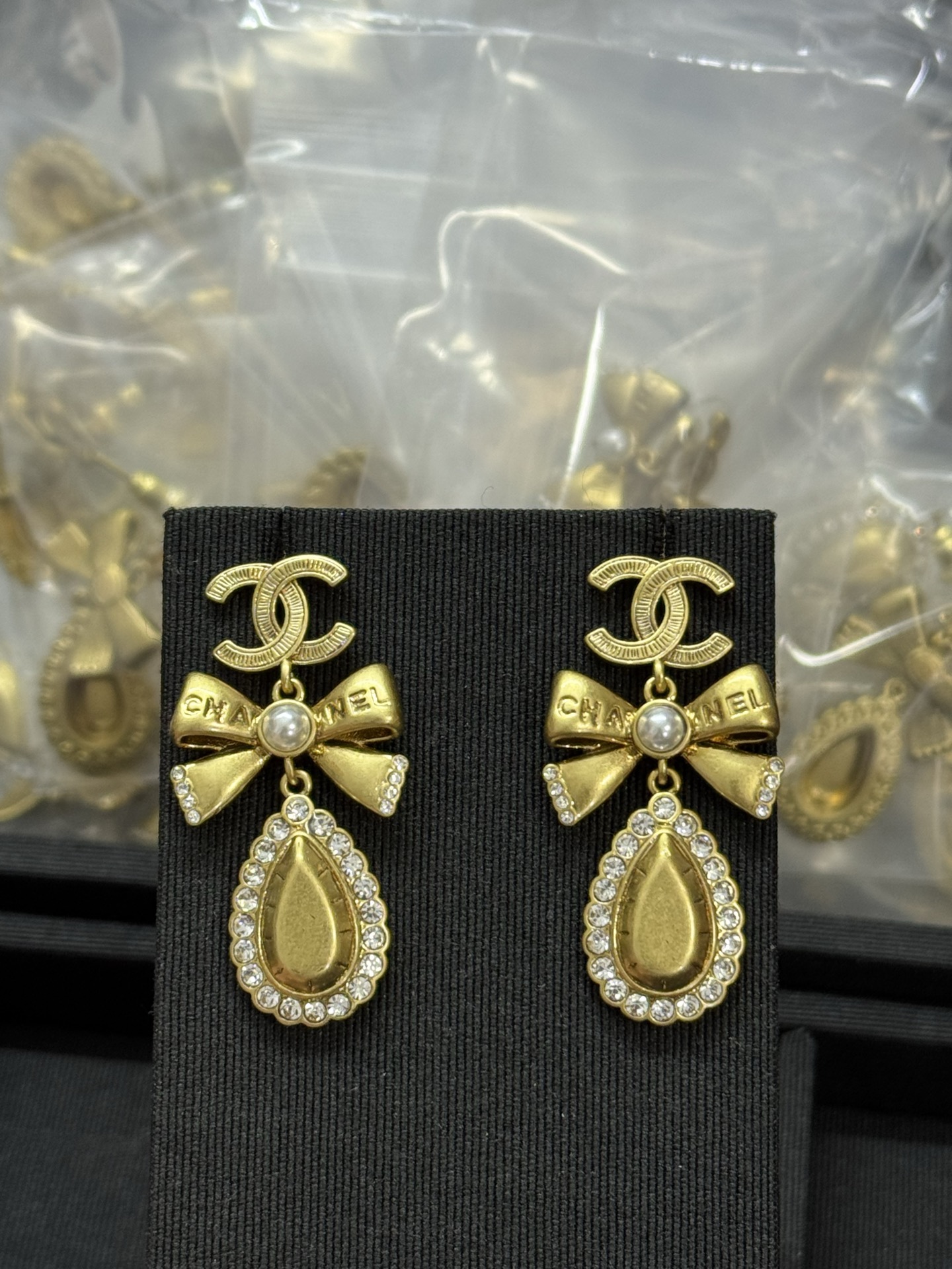 ¥128 
小香新款复古 中古金色蝴蝶结浮雕水滴耳环