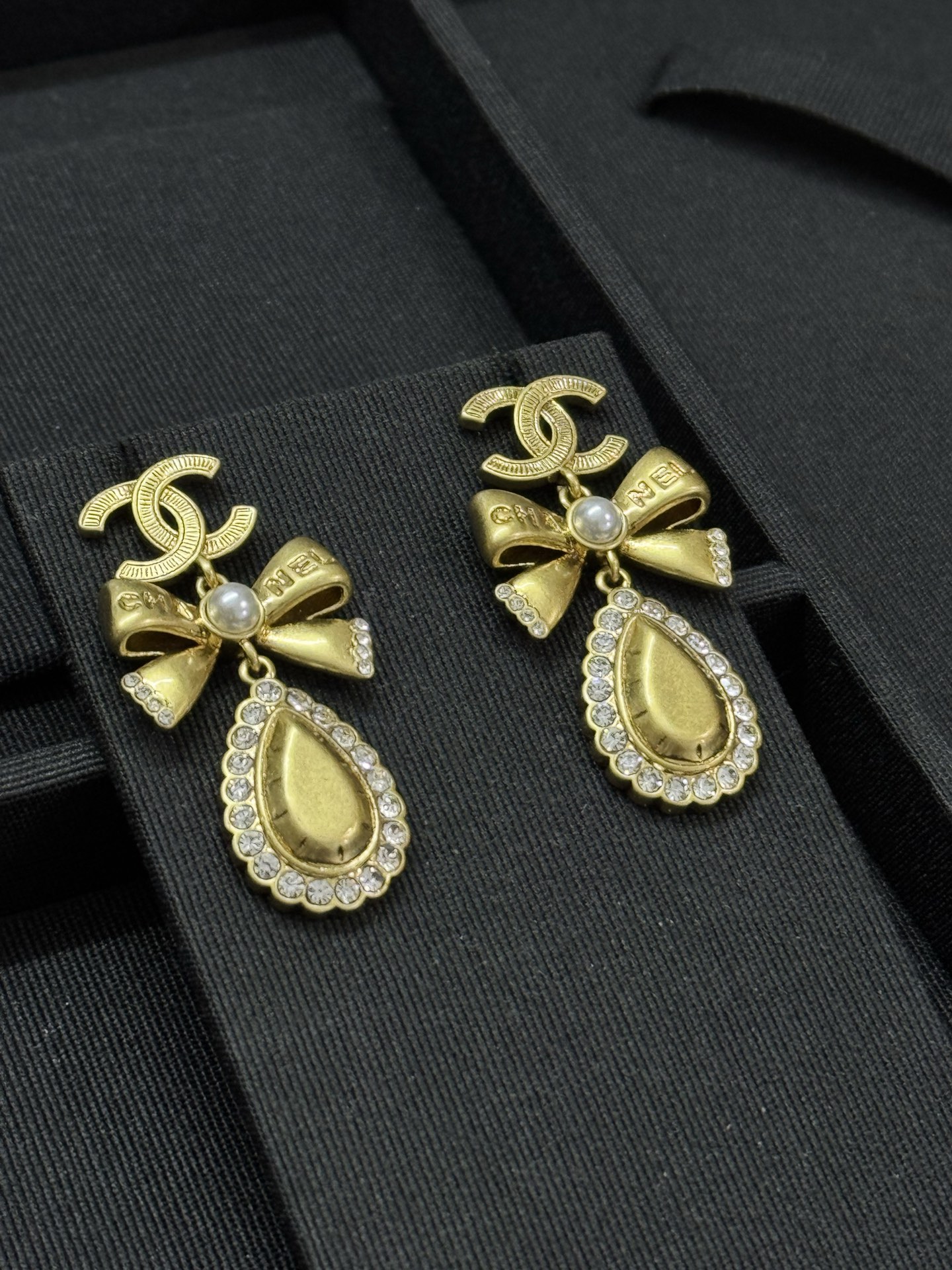 ¥128 
小香新款复古 中古金色蝴蝶结浮雕水滴耳环