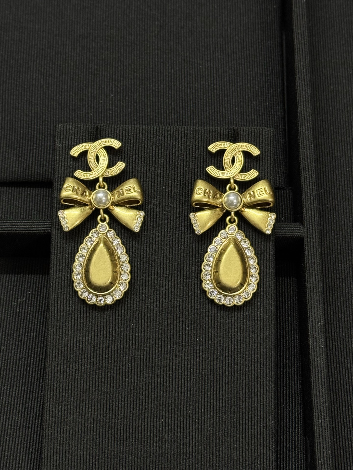 ¥128 
小香新款复古 中古金色蝴蝶结浮雕水滴耳环