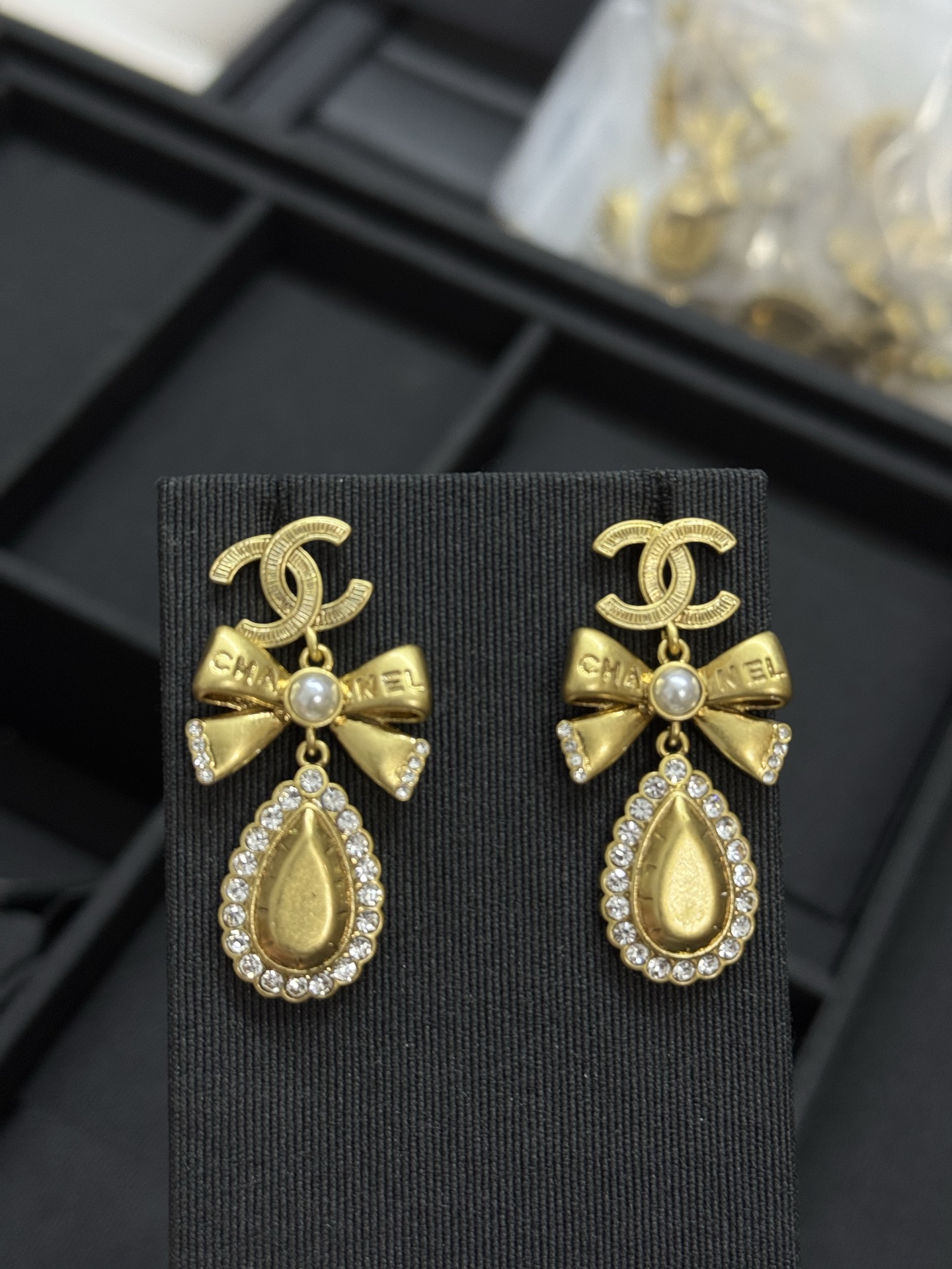 ¥128 
小香新款复古 中古金色蝴蝶结浮雕水滴耳环