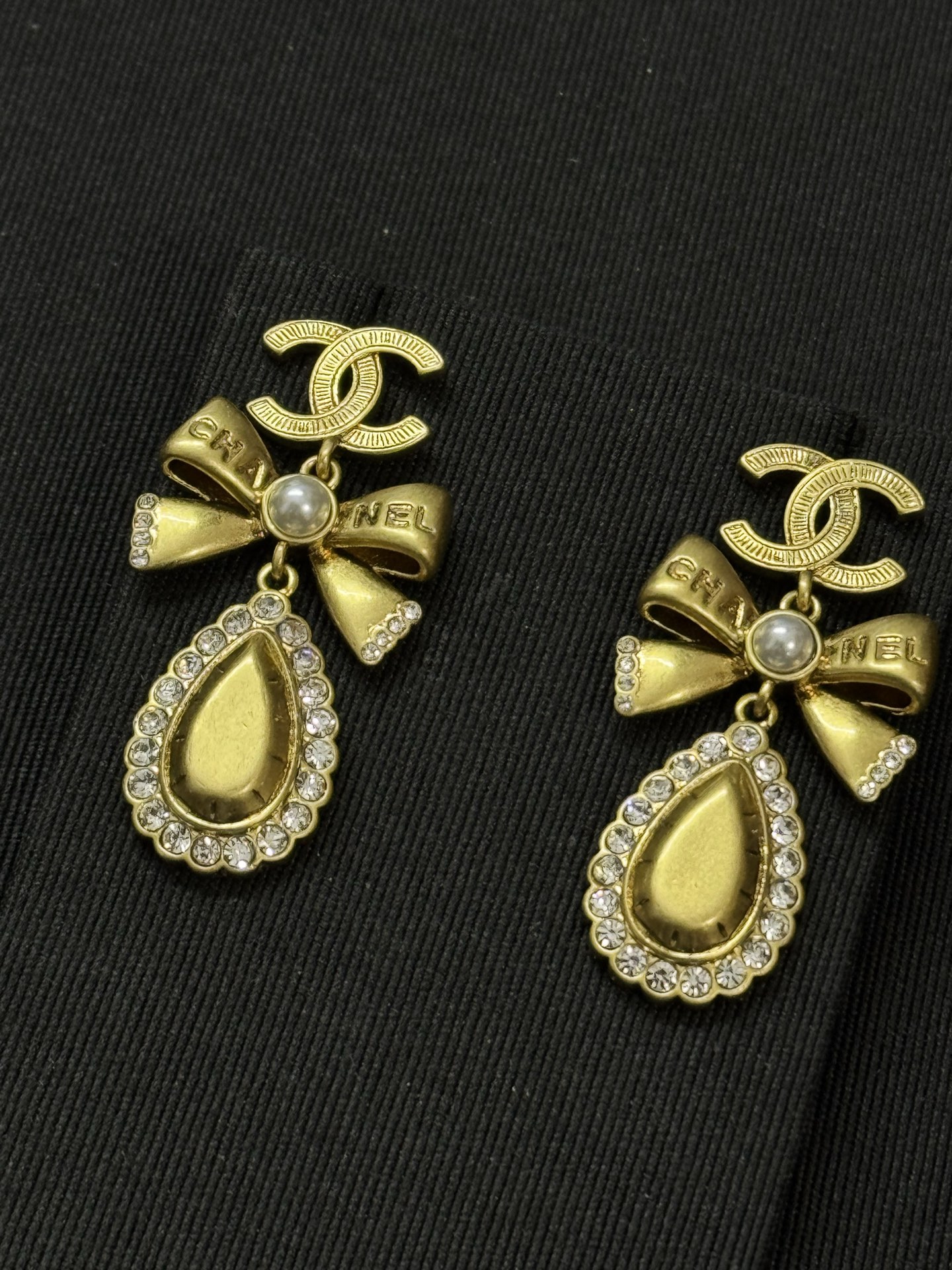 ¥128 
小香新款复古 中古金色蝴蝶结浮雕水滴耳环