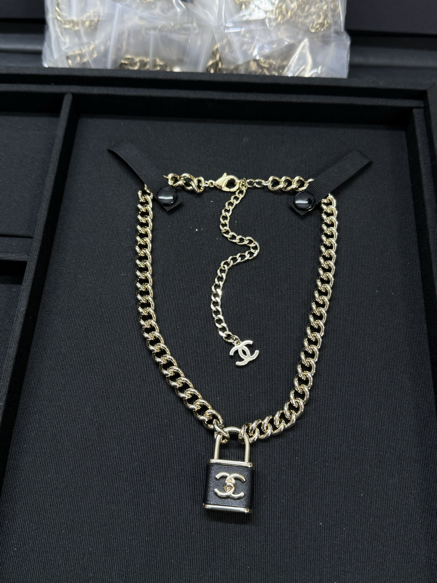NO:584816,Xiaoxiang's new leather lock letter thick chain heavy industry necklace, Chanel necklace, chanel, necklace19860909小香新款皮革锁头字母粗链条重工项链,香奈儿项链,chanel,necklace,Jewelry