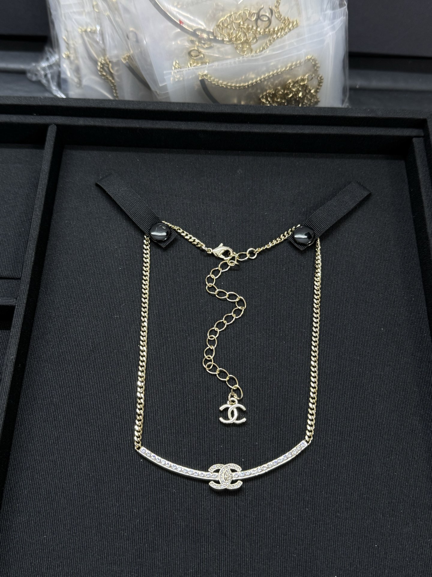 NO:584813,Xiaoxiang's new smiling diamond double c clavicle chain necklace, Chanel necklace, chanel,necklace19860909小香新款微笑满钻双c锁骨链项链,香奈儿项链,chanel,necklace,Jewelry