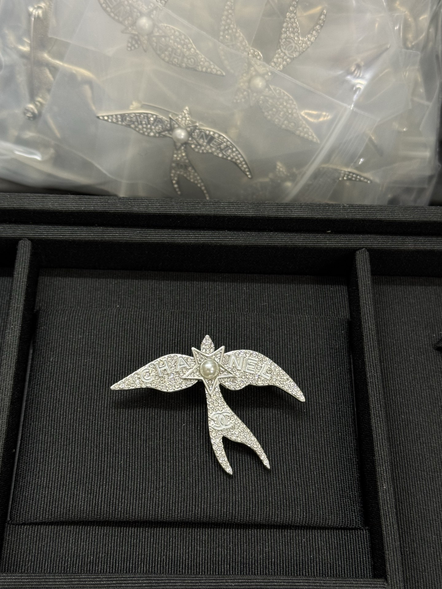 NO:619300,Xiaoxiang's new bird-shaped letter full diamond brooch, Chanel brooch, chanel, brooch, breastpin19860909小香新款飞鸟造型字母满钻胸针,香奈儿胸针,chanel,brooch，breastpin,Jewelry