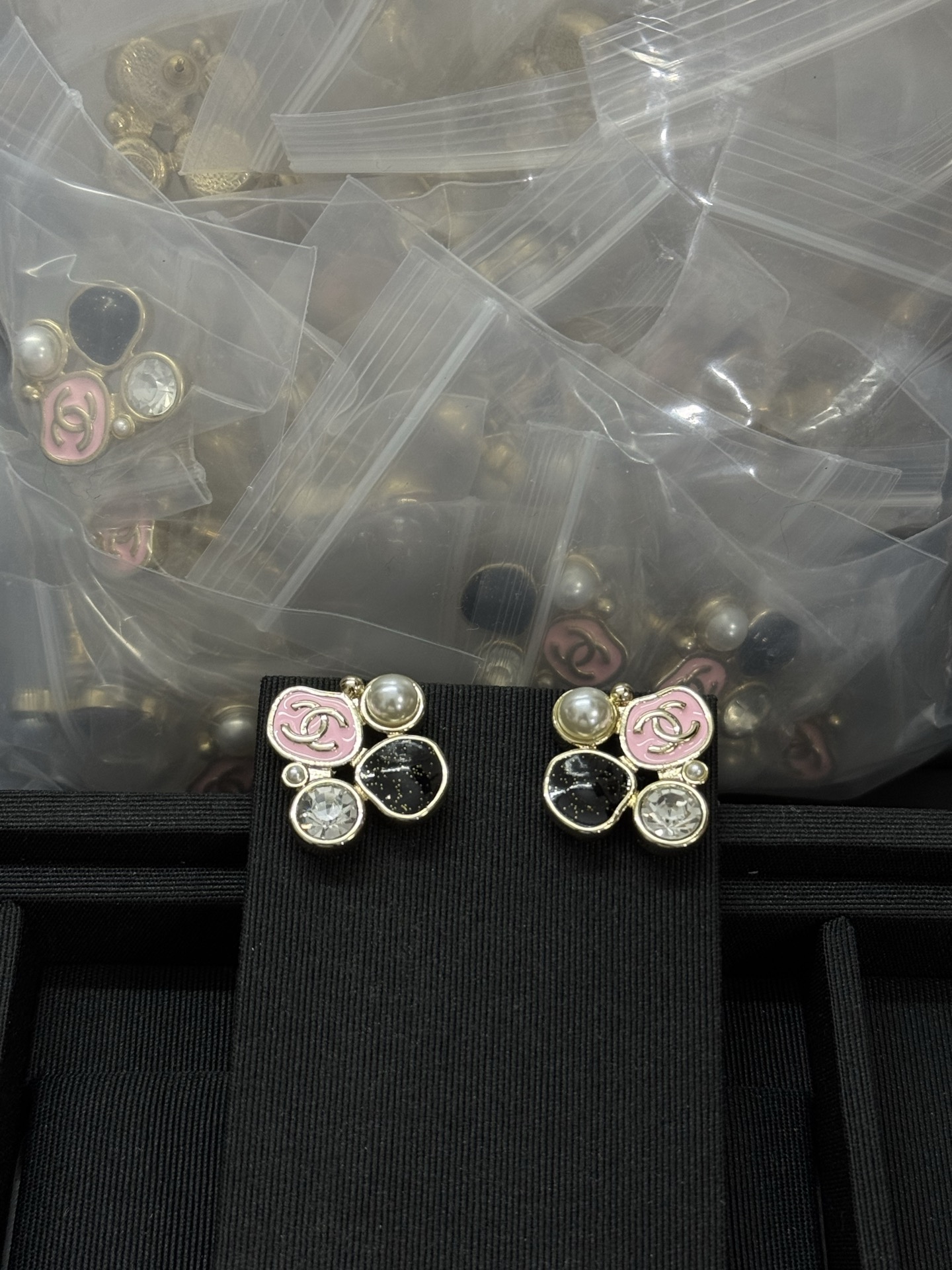 NO:619302,Xiaoxiang's new special-shaped square pink oil dripping black sequin earrings, Chanel earrings, chanel19860909小香新款异形方形粉色滴油黑色亮片耳钉,香奈儿耳钉,chanel,Jewelry