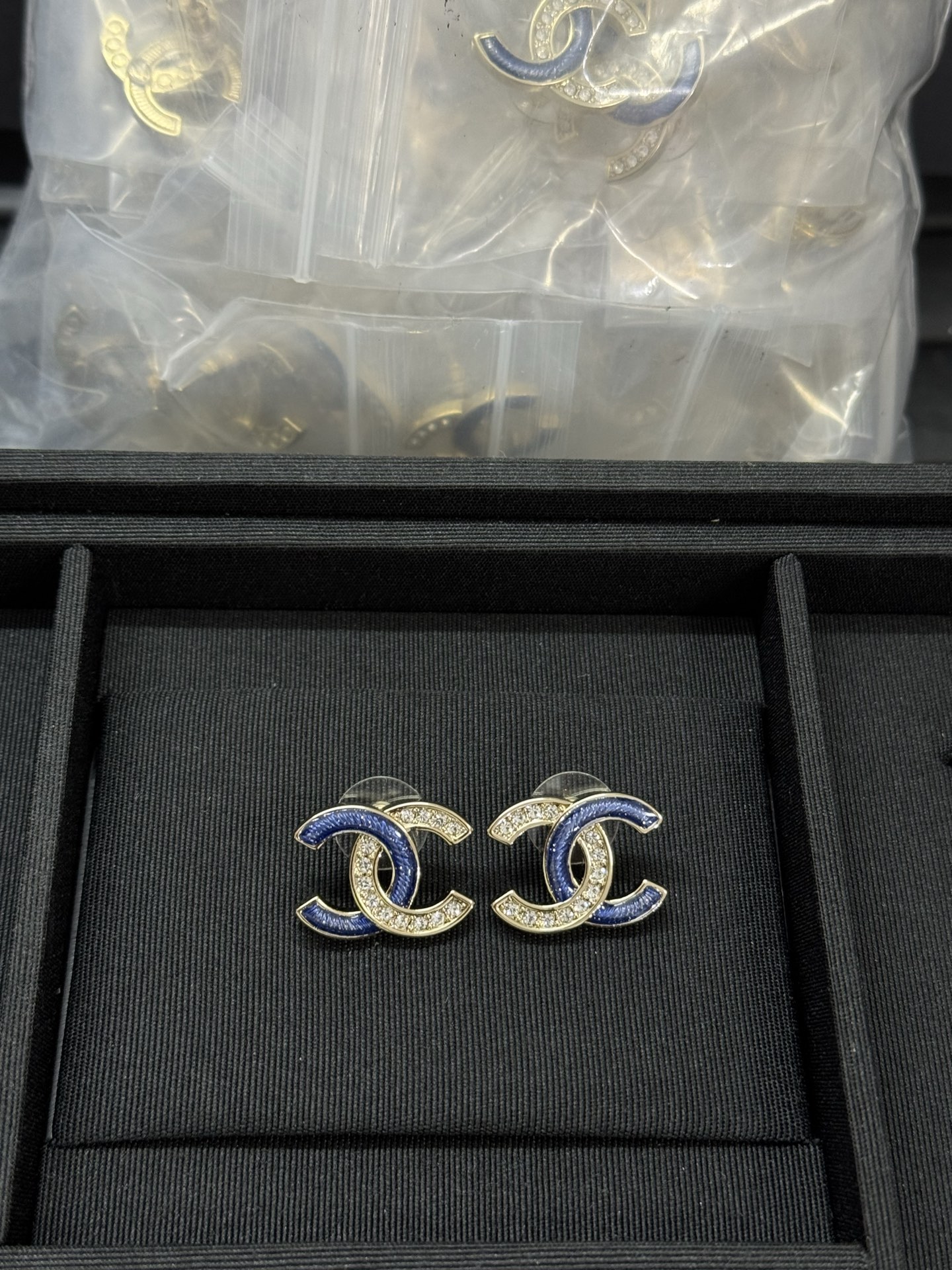 NO:619313,Xiaoxiang new half blue half diamond double c earrings, Chanel earrings, chanel19860909小香新款 半蓝色半钻双c耳钉,香奈儿耳钉,chanel,Jewelry