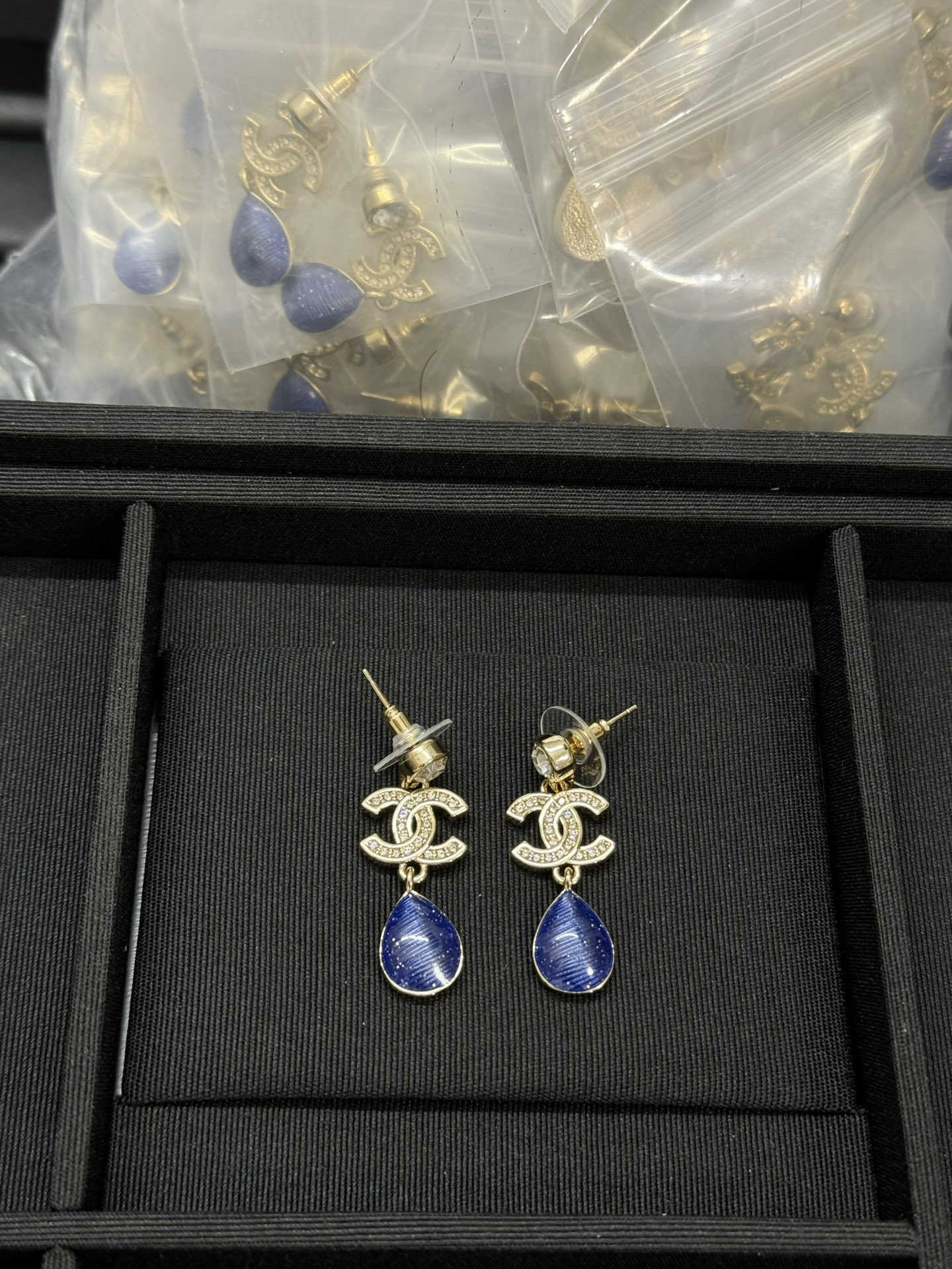 NO:619297,Xiaoxiang's new blue pendant water drop double C full diamond earrings, Chanel earrings, chanel, earrings19860909小香新款 蓝色吊坠水滴双c满钻耳环,香奈儿耳钉,chanel,earrings,Jewelry