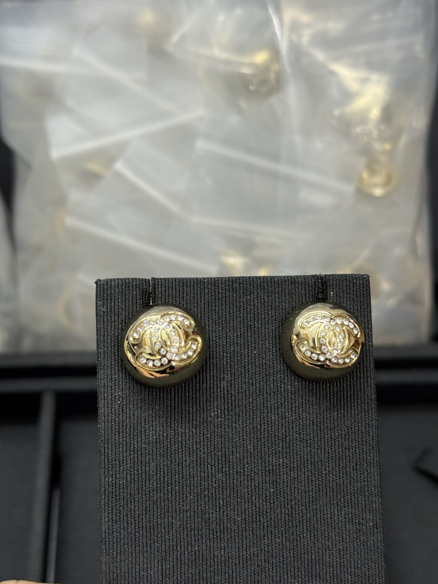 NO:619304,Gold silver Xiaoxiang new hemispheric double c round earrings with diamonds, Chanel earrings, chanel19860909金色 银色 小香新款半球双c带钻圆形耳钉,香奈儿耳钉,chanel,Jewelry