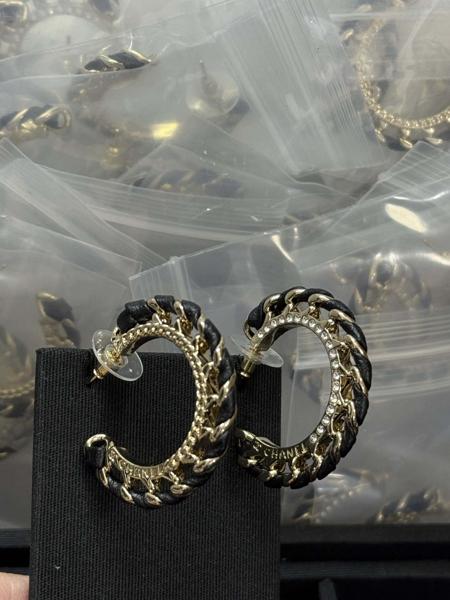 NO:619311,Orange black Xiaoxiang new twist button leather large earrings, Chanel earrings, chanel, earrings19860909橙色 黑色 小香新款麻花纽纹穿皮大耳圈耳环,香奈儿耳钉,chanel,earrings,Jewelry