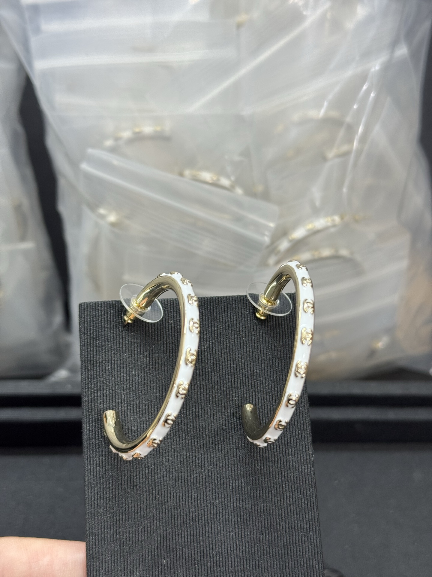 NO:619308,White Black Xiaoxiang New Gypsophila Double C Oil Drop Large Earrings, Chanel Earrings, chanel, earrings19860909白色 黑色 小香新款满天星双c滴油大耳圈耳环,香奈儿耳钉,chanel,earrings,Jewelry