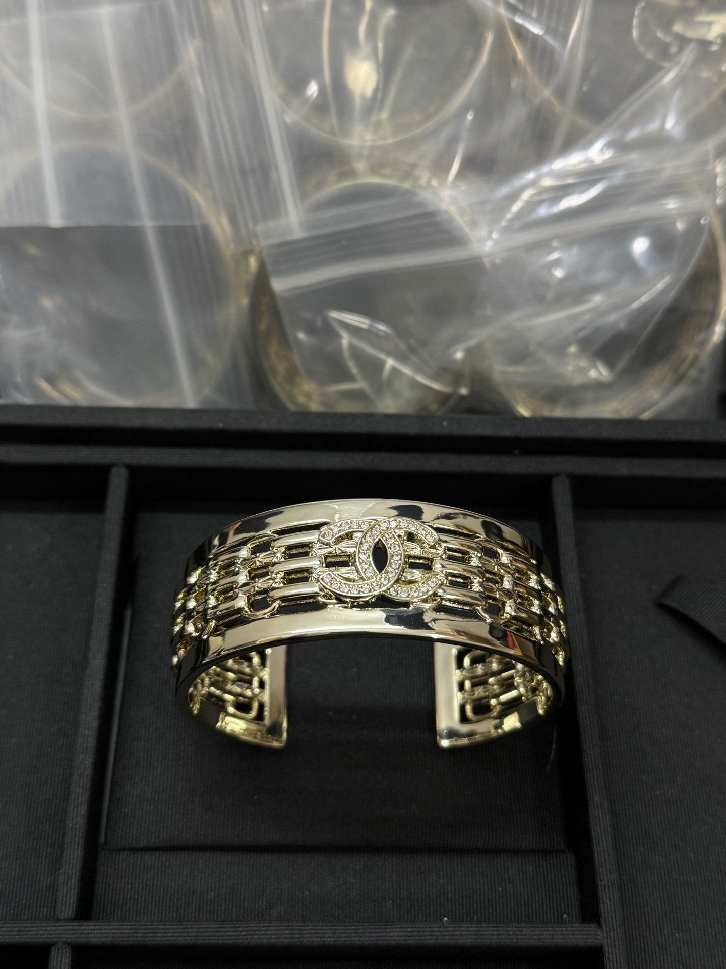 NO:619340,Xiaoxiang's new glossy full diamond lock buckle wide open bracelet, Chanel bracelet, chanel, bracelet19860909小香新款 光面满钻锁扣宽版开口手镯,香奈儿手镯,chanel,bracelet,Jewelry