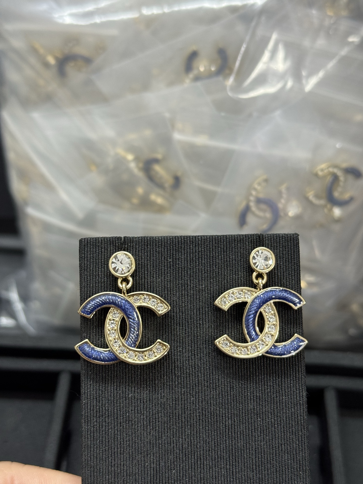 NO:619316,Xiaoxiang's new half blue half diamond double c earrings, Chanel earrings, chanel, earrings19860909小香新款半蓝色半钻双c耳环,香奈儿耳钉,chanel,earrings,Jewelry
