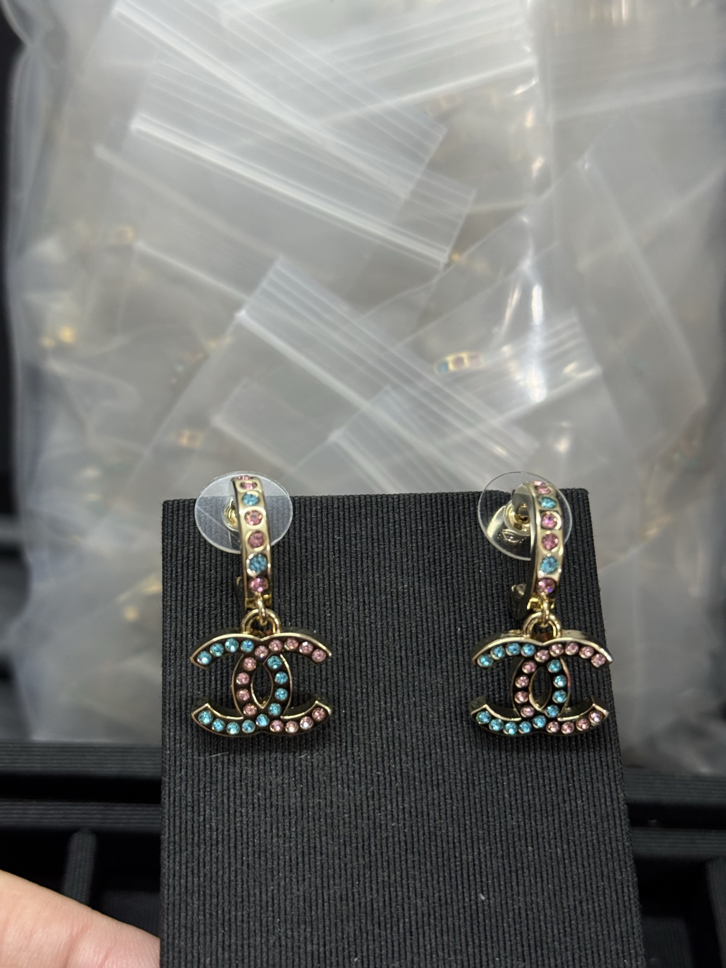 NO:619319,Xiaoxiang's new blue diamond and pink diamond color earrings, Chanel earrings, chanel, earrings19860909小香新款蓝色钻拼粉色钻彩色耳环,香奈儿耳钉,chanel,earrings,Jewelry