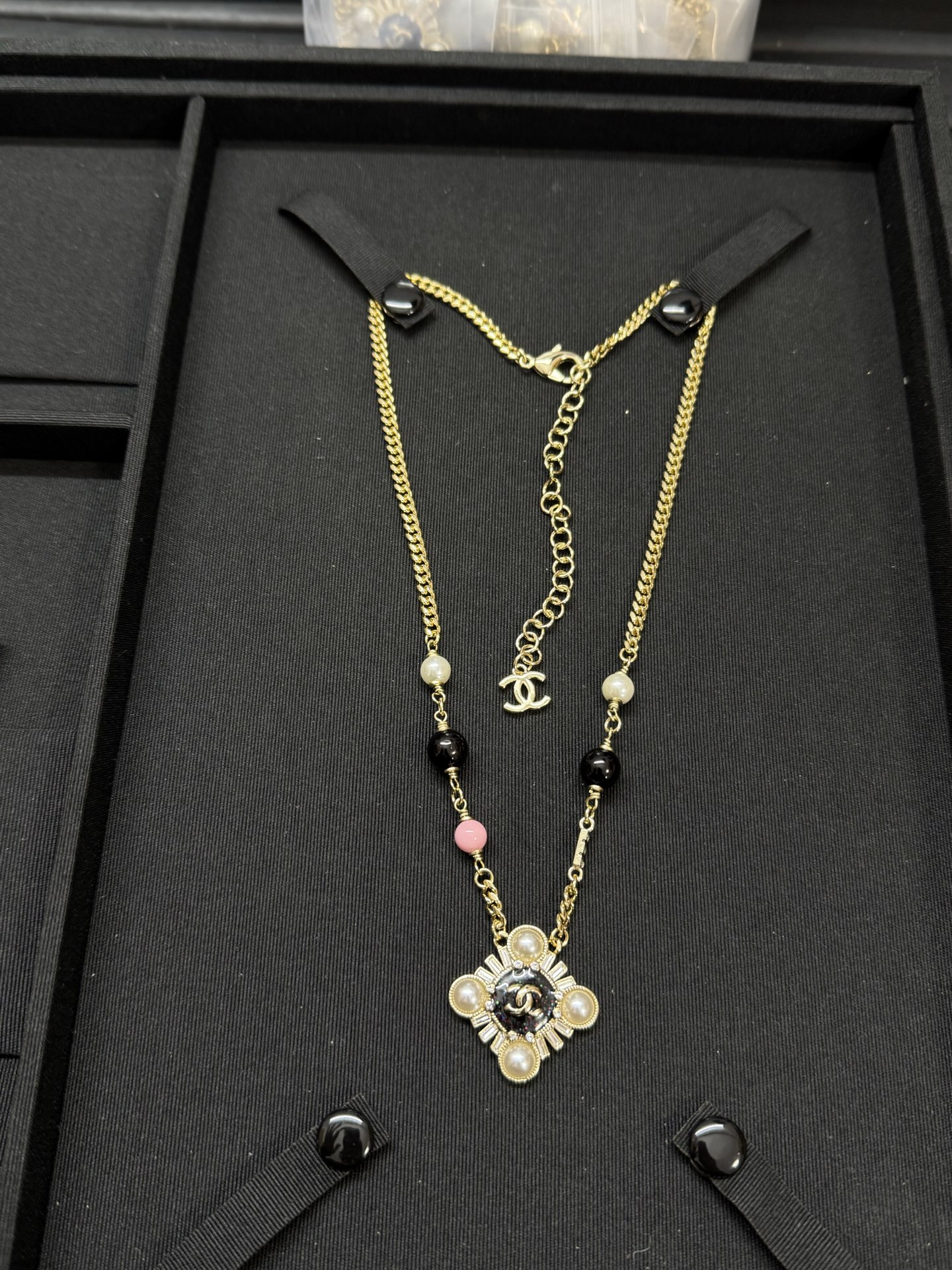 NO:619305,Xiaoxiang's new diamond-shaped amber square diamond pink pearl necklace, Chanel necklace, chanel,necklace19860909小香新款菱形琥珀方钻粉色珍珠项链,香奈儿项链,chanel,necklace,Jewelry