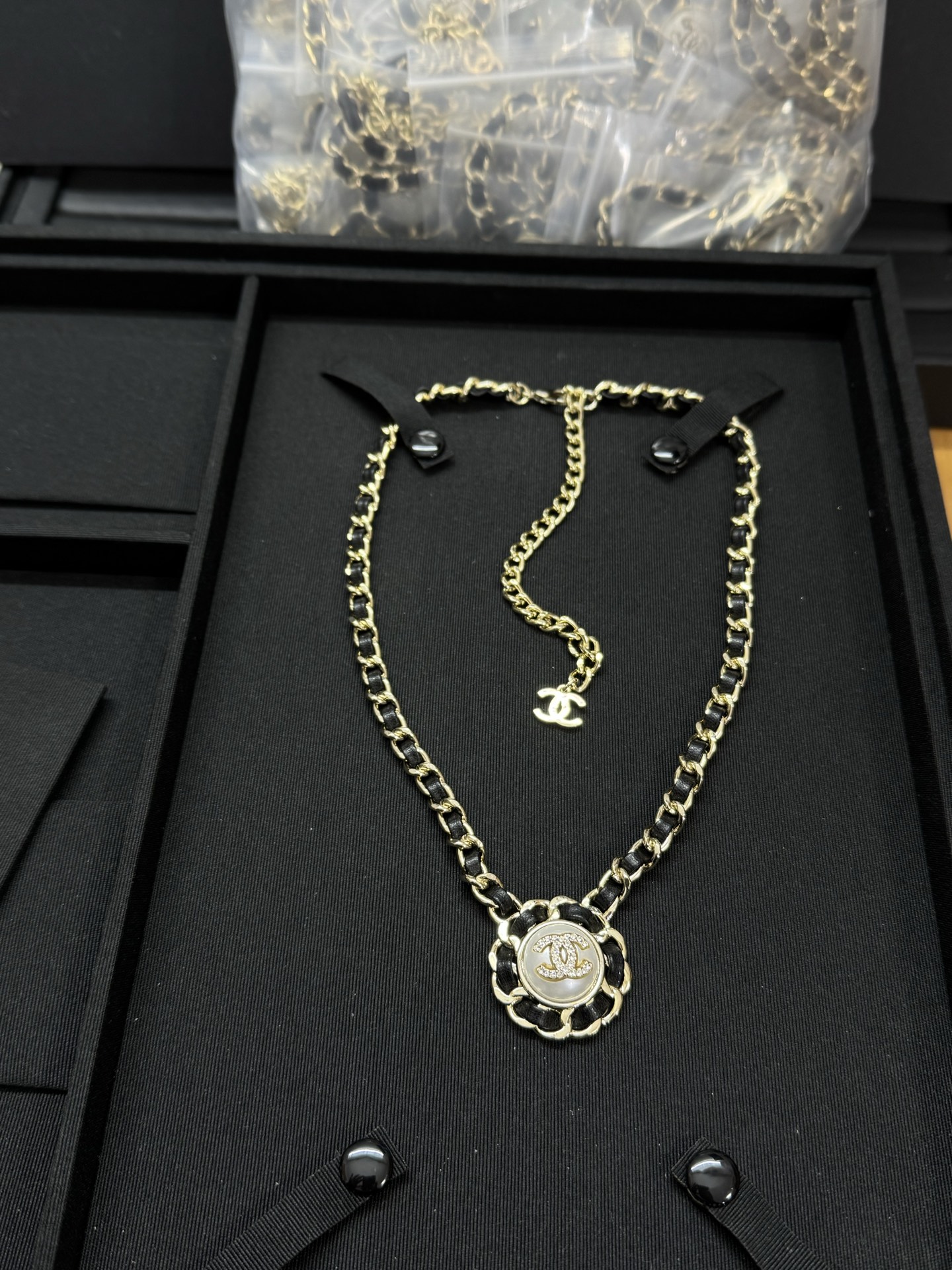 NO:619303,Xiaoxiang's new round resin double C full diamond black leather necklace, Chanel necklace, chanel,necklace19860909小香新款圆形树脂双c满钻 黑色穿皮项链,香奈儿项链,chanel,necklace,Jewelry