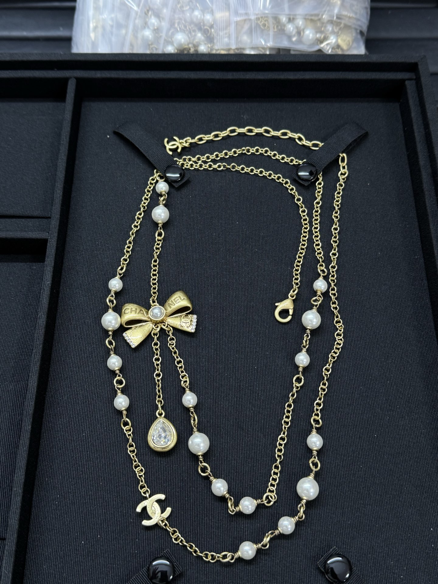 NO:619299,Xiaoxiang's new pearl bow, water drop tassel, retro gold sweater chain, Chanel necklace, chanel, sweaters, necklace19860909小香新款 珍珠蝴蝶结 水滴流苏 复古金色毛衣链,香奈儿项链,chanel,sweaters,necklace,Jewelry