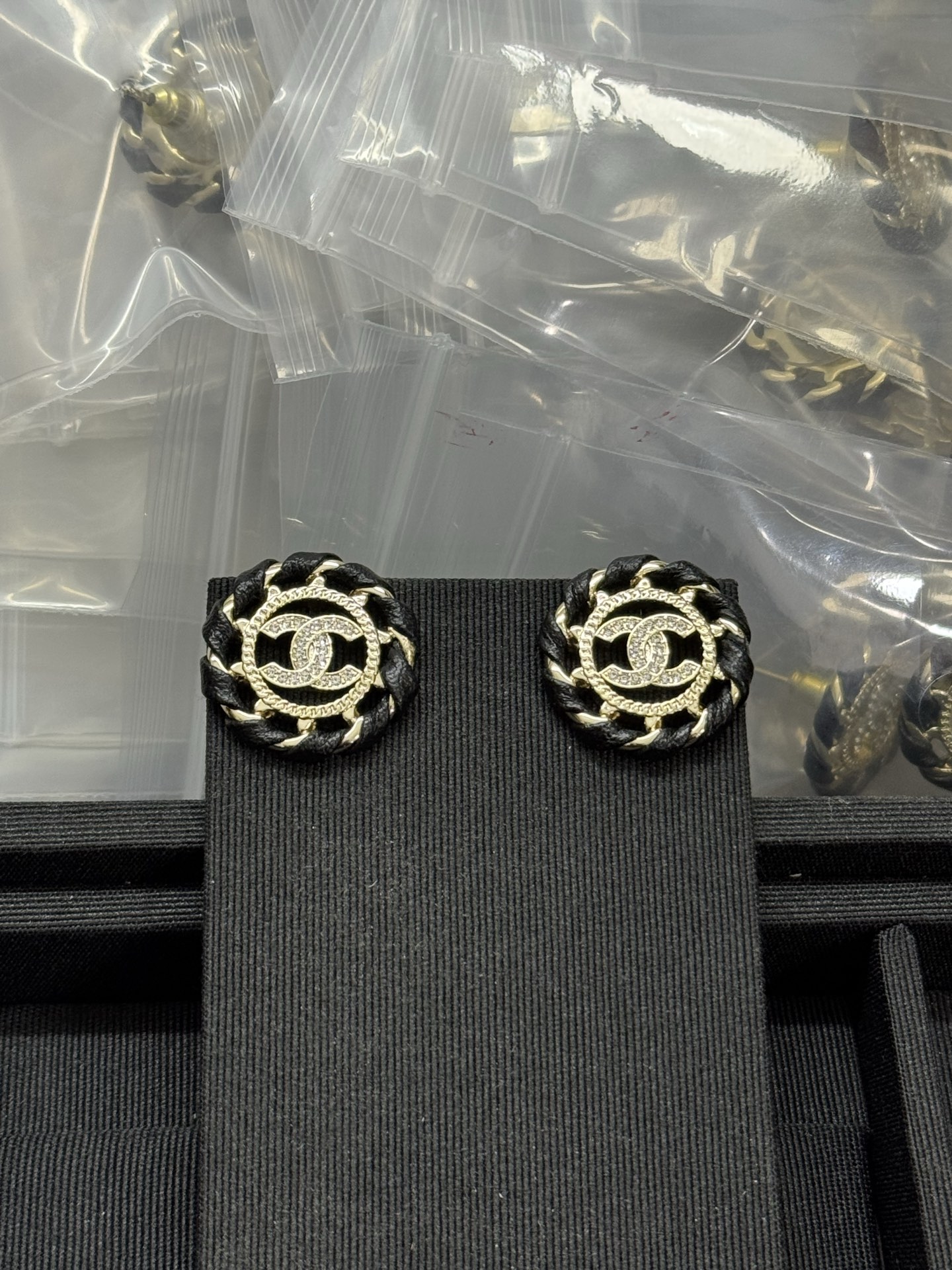 NO:639376,Xiaoxiang's new round leather double C full diamond earrings, Chanel earrings, chanel19860909小香新款圆形穿皮双c满钻耳钉,香奈儿耳钉,chanel,Jewelry