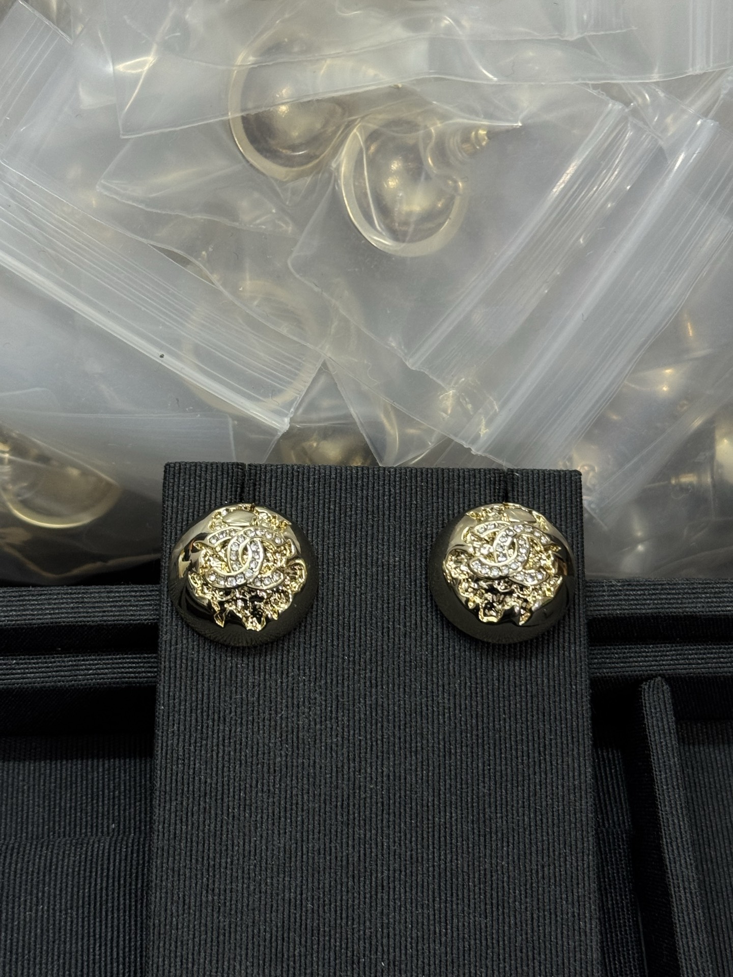 NO:639379,Xiaoxiang's new metal hemisphere double c full diamond earrings, Chanel earrings, chanel19860909小香新款金属半球双c满钻耳钉,香奈儿耳钉,chanel,Jewelry