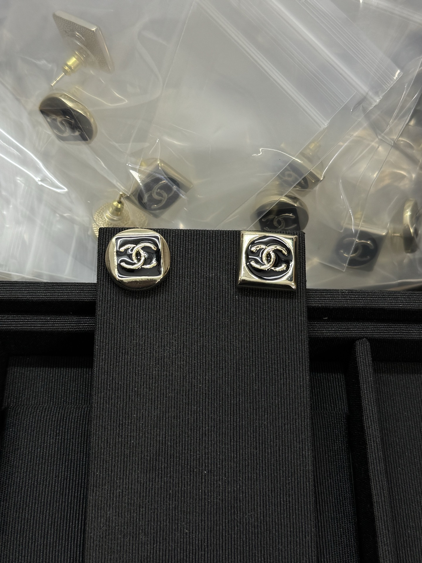 NO:639381,Xiaoxiang's new geometric asymmetrical black enamel earrings, Chanel earrings, chanel19860909小香新款几何不对称黑色珐琅耳钉,香奈儿耳钉,chanel,Jewelry