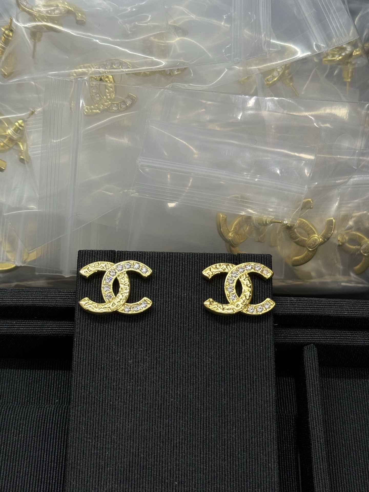 NO:639383,Xiaoxiang's new vintage gold half-diamond embossed earrings, Chanel earrings, chanel19860909小香新款复古金色半钻浮雕耳钉,香奈儿耳钉,chanel,Jewelry