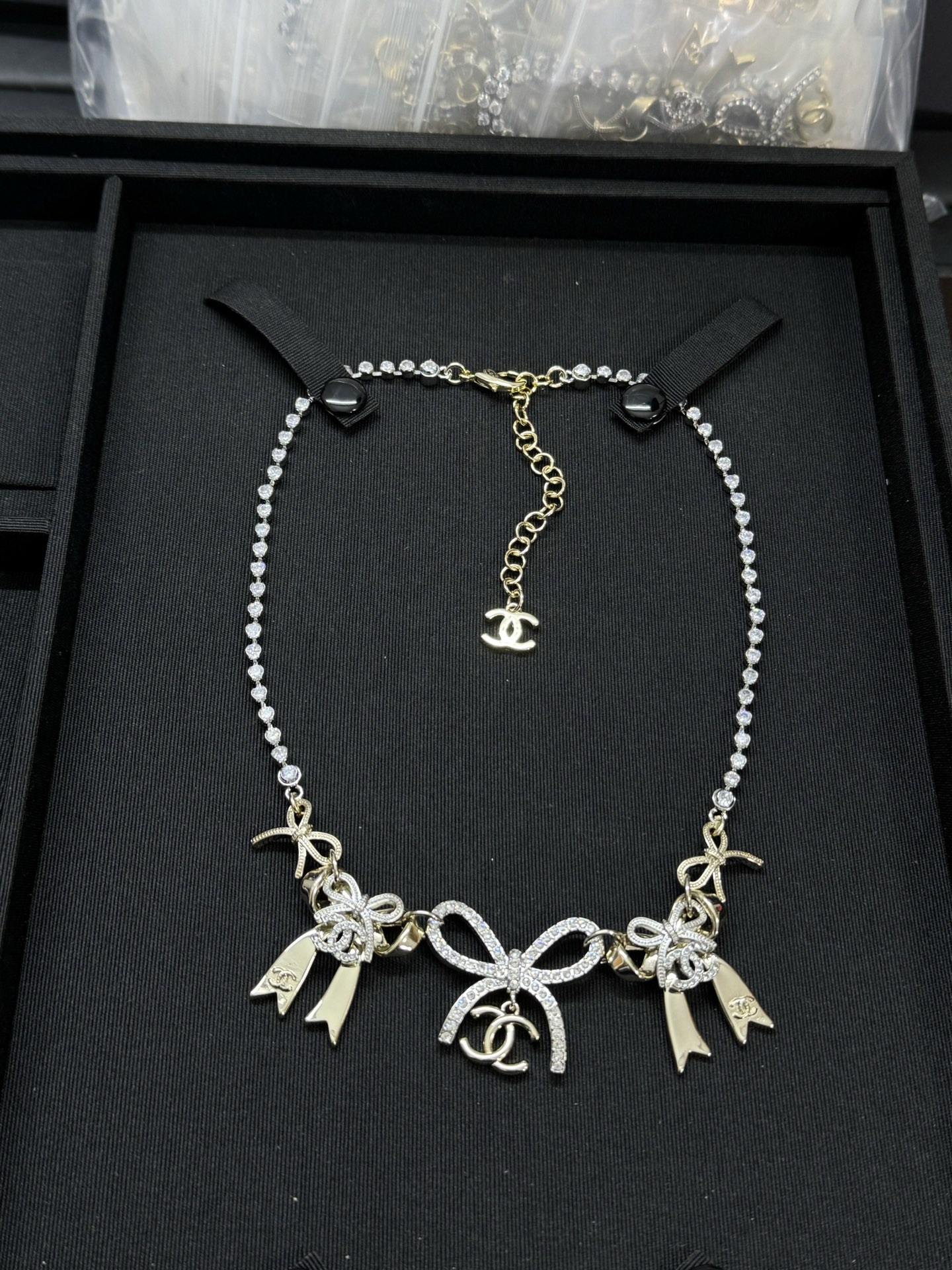 NO:639403,Xiaoxiang's new heavy industry bow stitching two-color necklace, Chanel necklace, chanel,necklace19860909小香新款重工蝴蝶结拼接双色项链,香奈儿项链,chanel,necklace,Jewelry