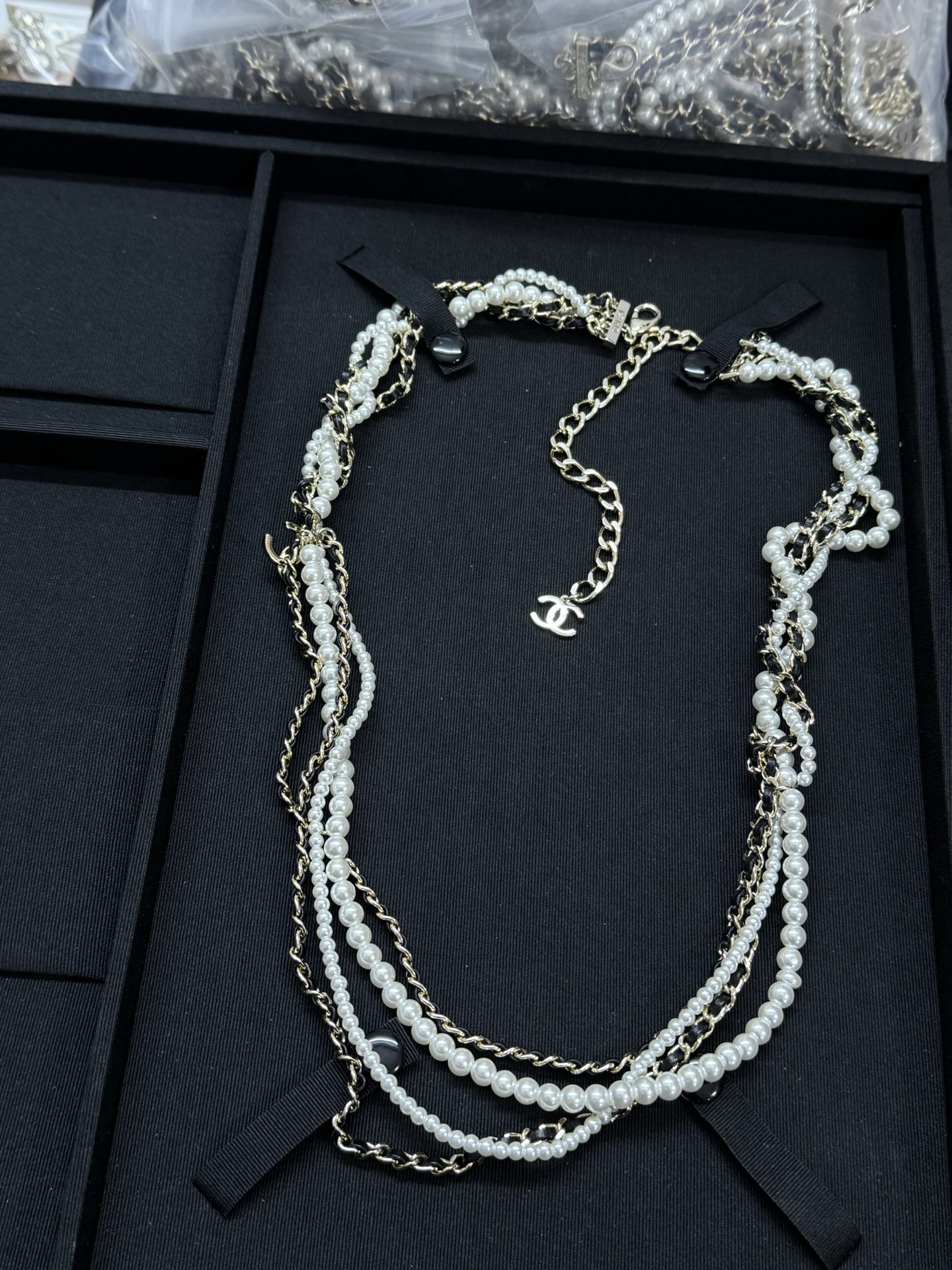 NO:639400,Xiaoxiang's new heavy-duty twist multi-layered leather pearl sweater chain, Chanel necklace, chanel, sweaters, necklace19860909小香新款重工麻花多层穿皮珍珠毛衣链,香奈儿项链,chanel,sweaters,necklace,Jewelry