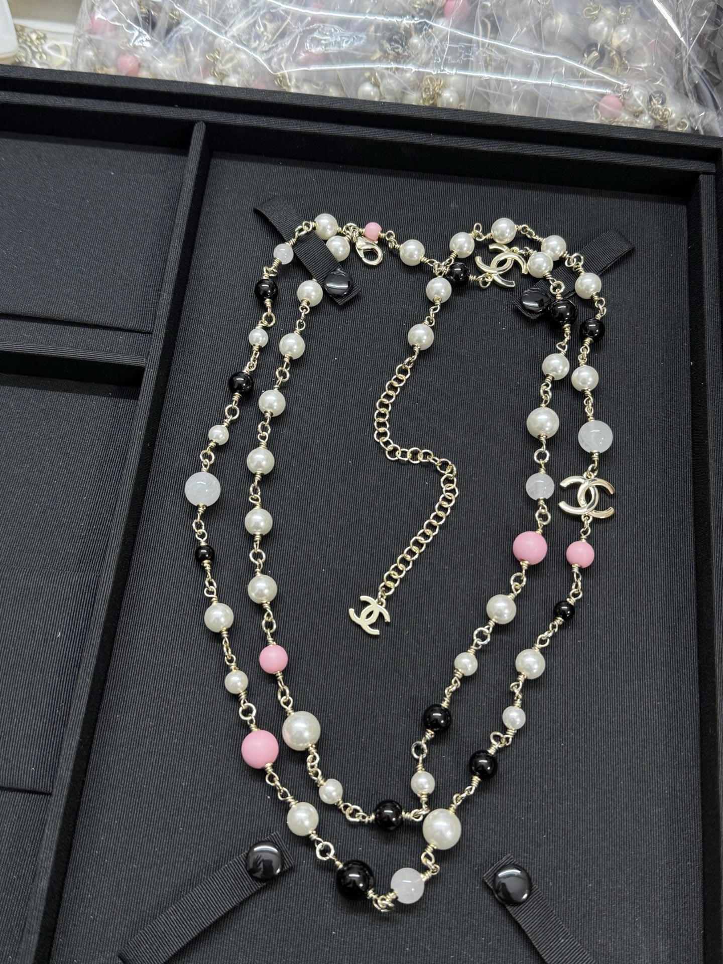 NO:639402,Xiaoxiang's new pink beaded black and white pearlescent double C sweater chain, Chanel necklace, chanel, sweaters, necklace19860909小香新款粉色珠黑白珠光面双c毛衣链,香奈儿项链,chanel,sweaters,necklace,Jewelry