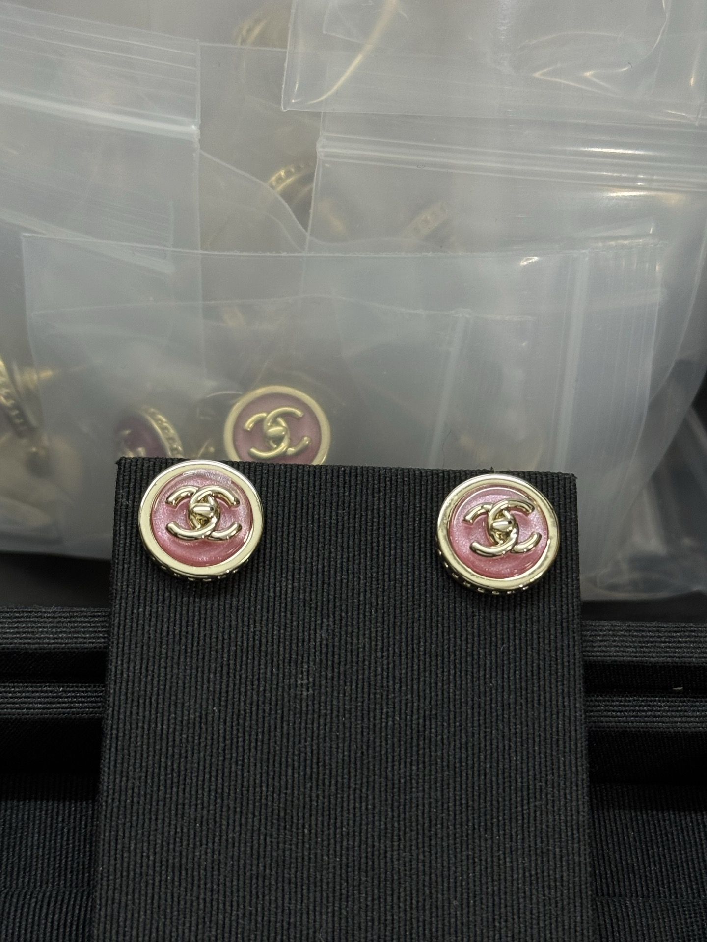 CHANEL Boucles d'oreilles rondes en résine rose