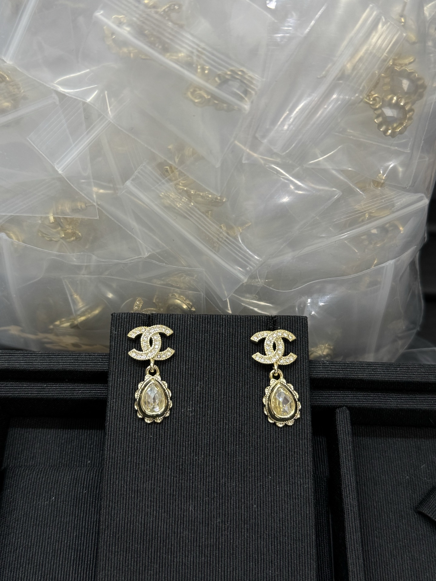 Boucles d'oreilles CHANEL goutte double C pavées de strass doré