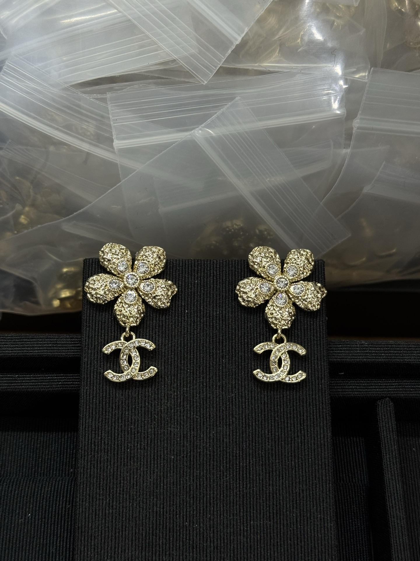 NO:661036,Xiaoxiang's new letter lava flower double c earrings, Chanel earrings, chanel19860909小香新款字母熔岩花朵双c耳钉,香奈儿耳钉,chanel,Jewelry