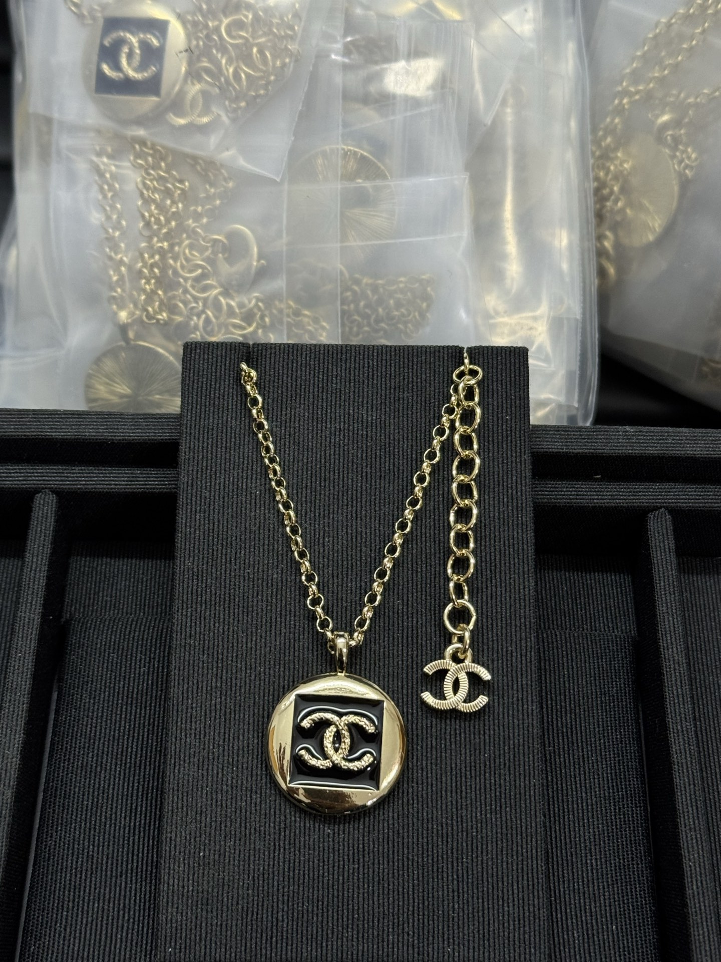 Collier CHANEL noir géométrique rond carré émail coulé