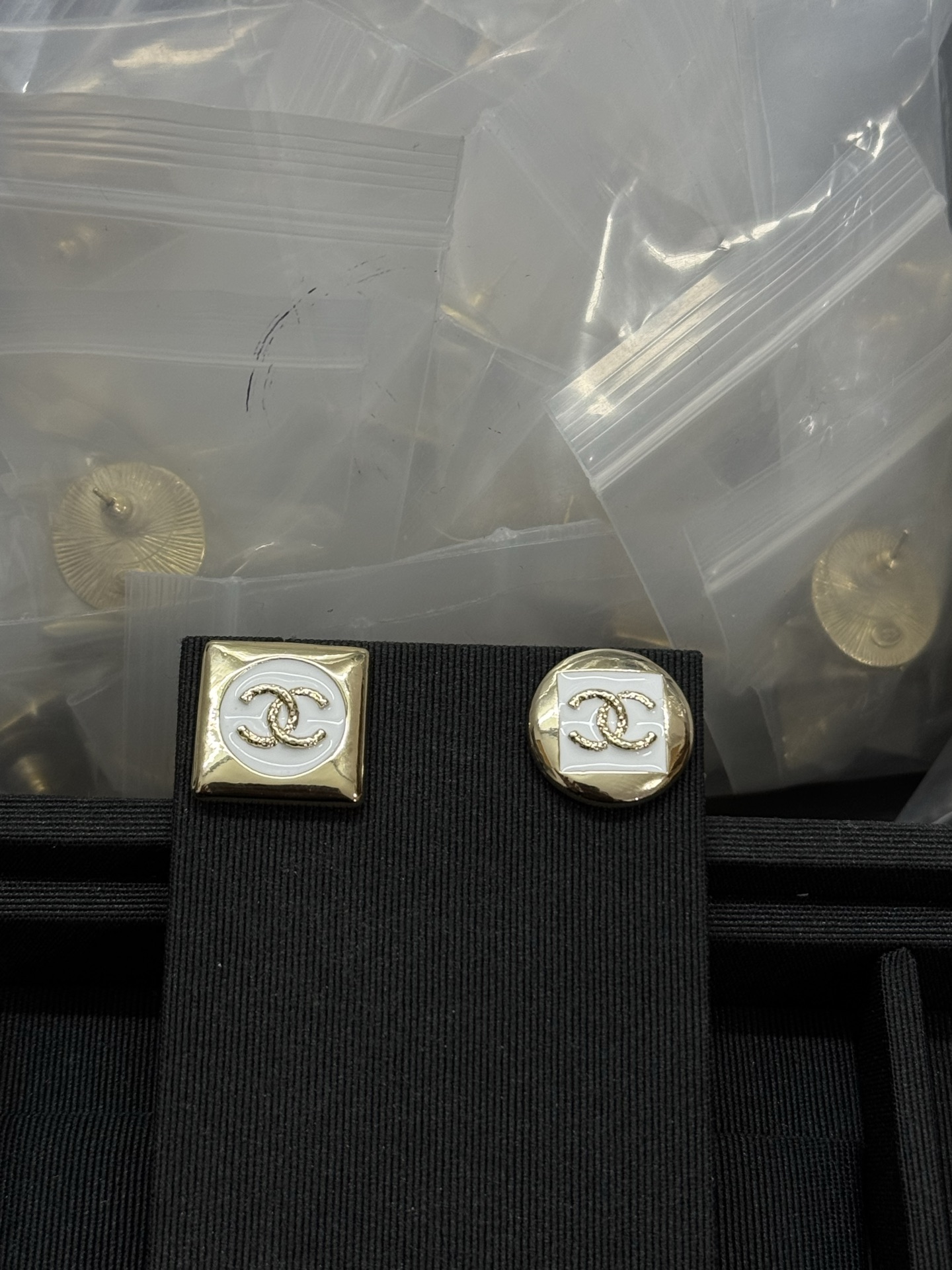 Boucles d'oreilles CHANEL, formes géométriques carrées et rondes, asymétriques, émail