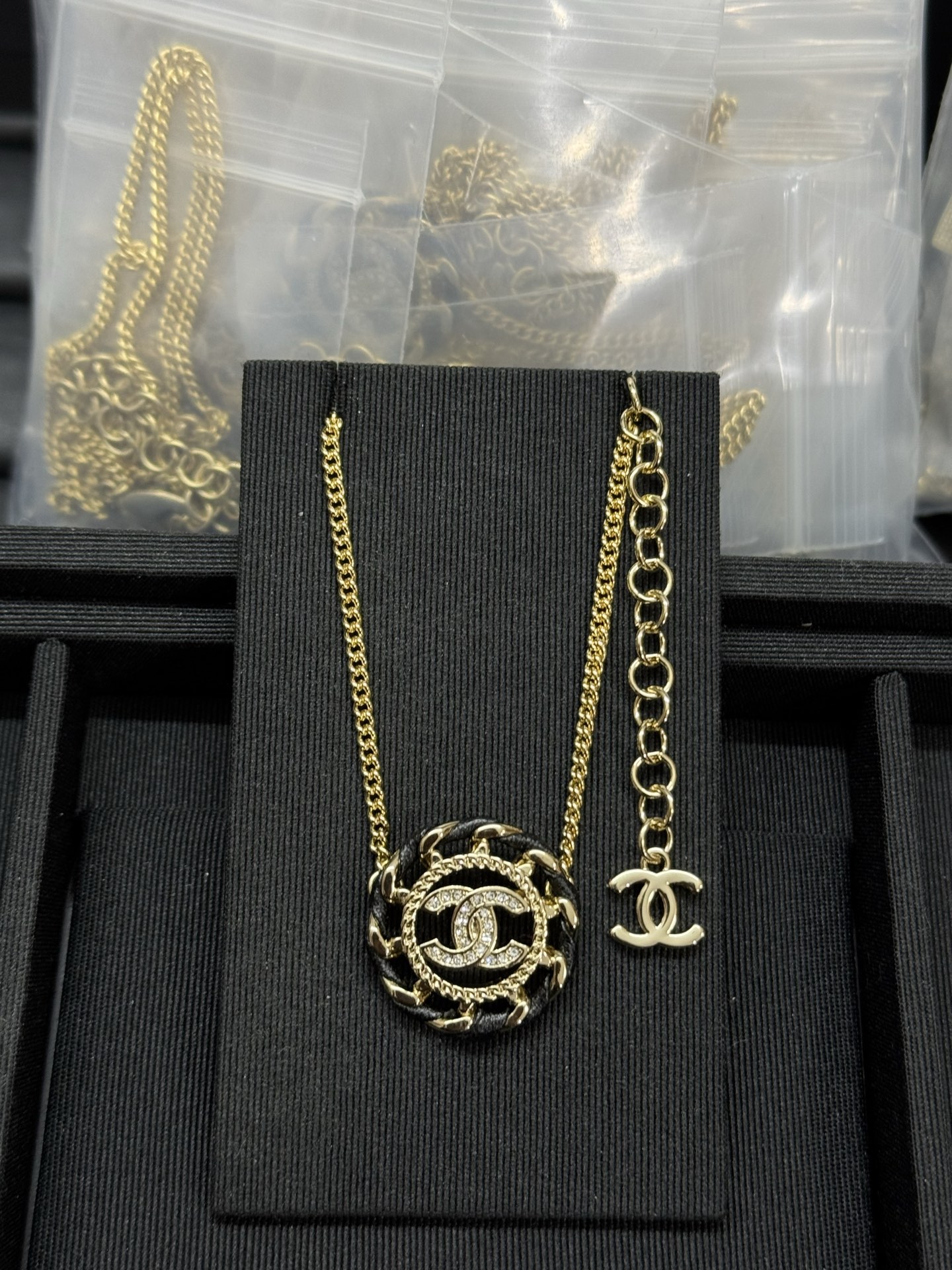 Collier CHANEL doré rond en cuir double C entièrement pavé de diamants