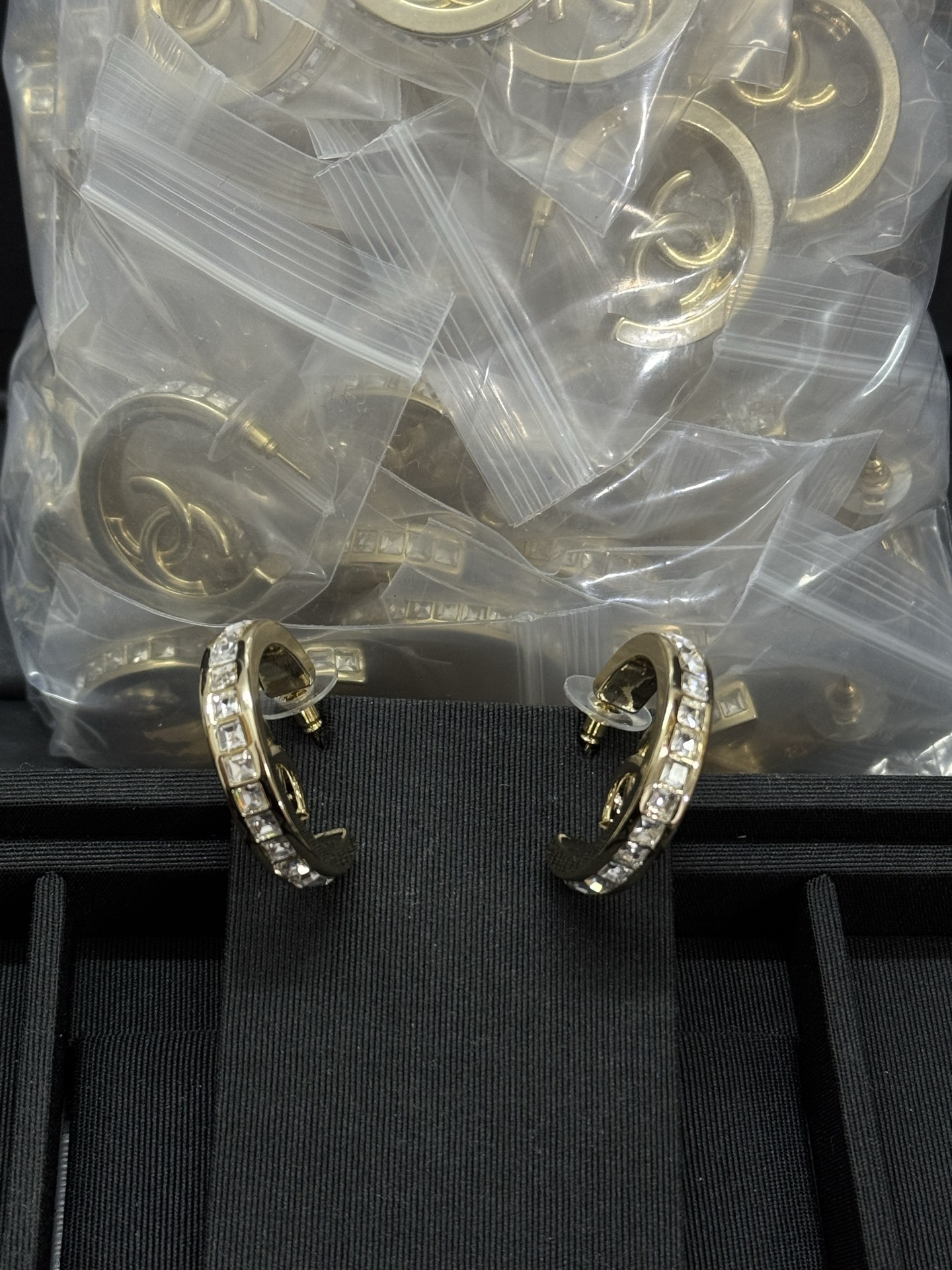Boucles d'oreilles CHANEL dorées demi-cercle avec strass carrés