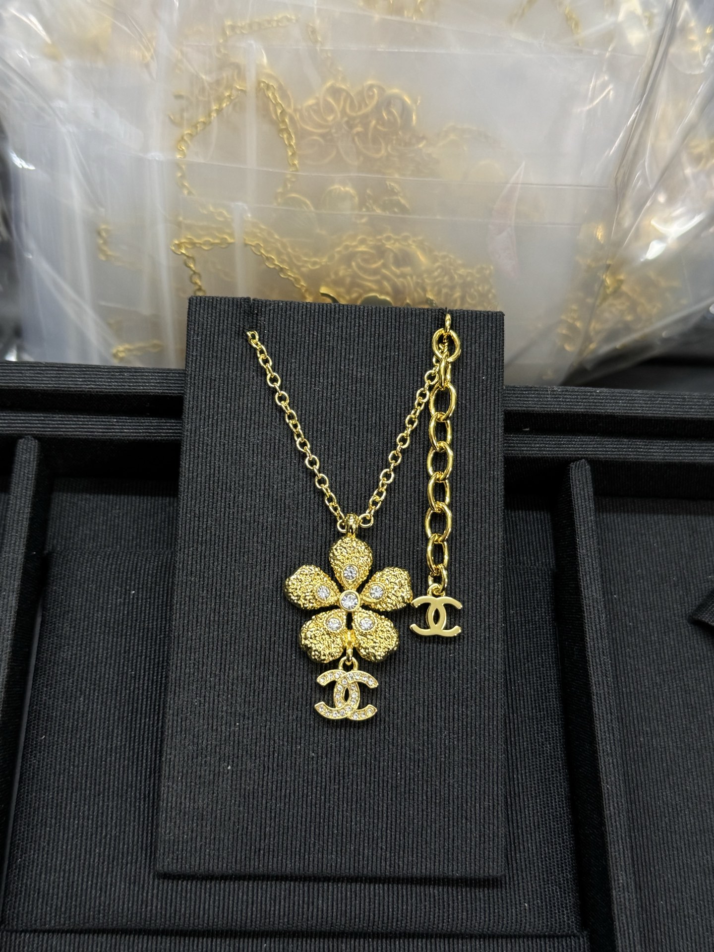 Collier CHANEL doré, fleur en relief lave, pendentif double C