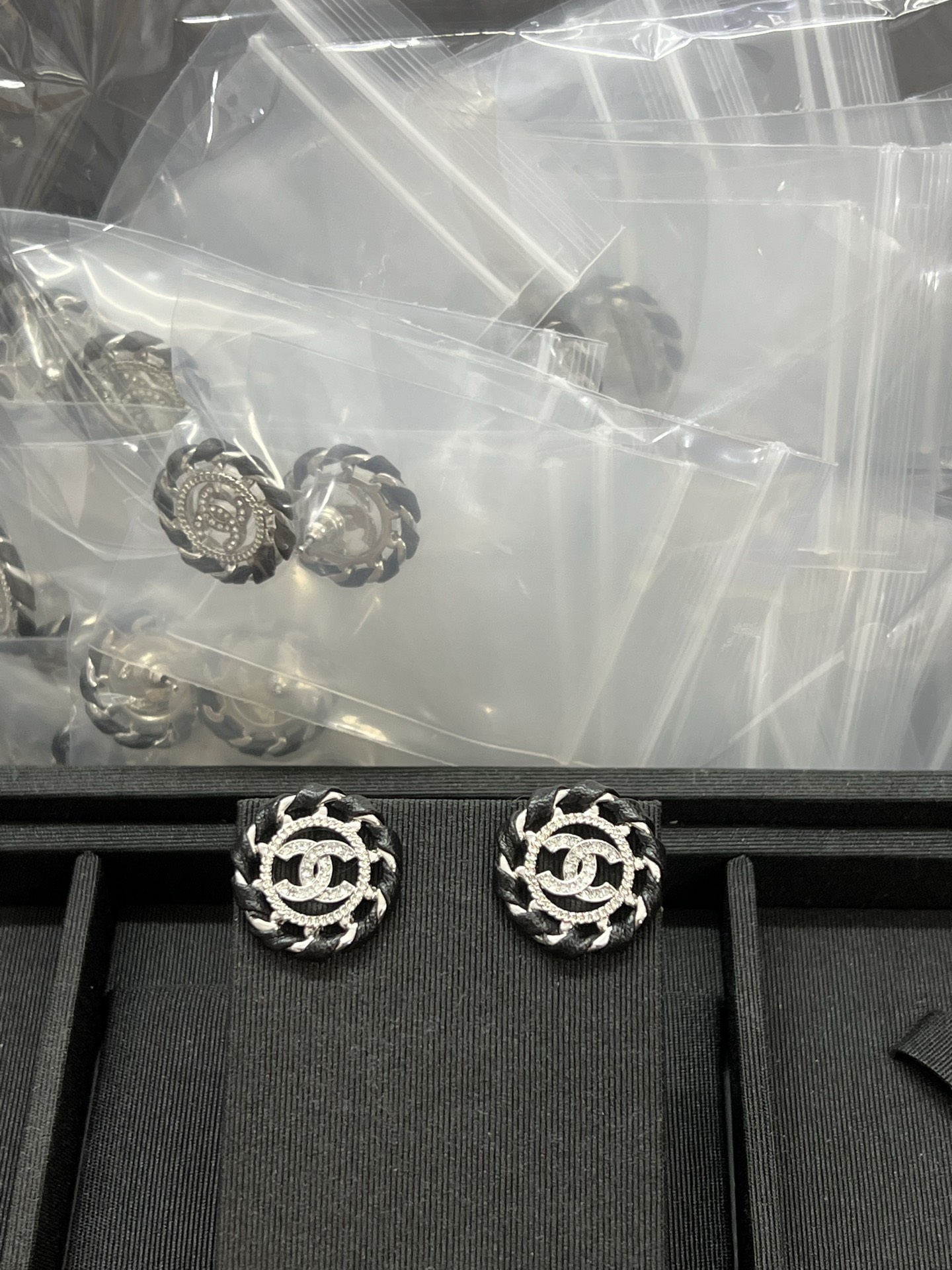 NO:688943,Xiaoxiang's new round hollow leather silver earrings, Chanel earrings, chanel19860909小香新款圆形镂空穿皮银色耳钉,香奈儿耳钉,chanel,Jewelry